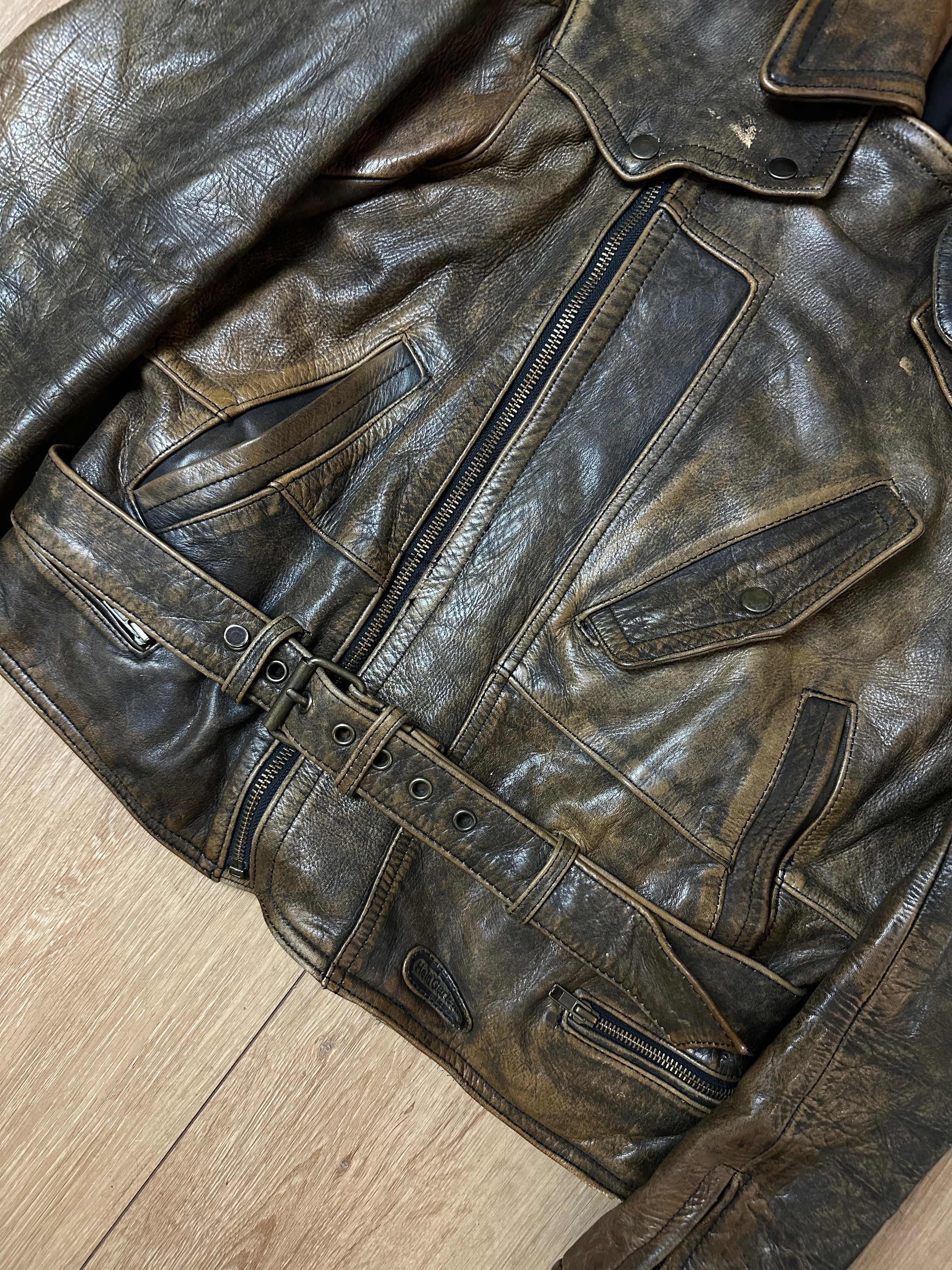 Detailbild von einer Vintage Brown Leather Biker Jacket von Gürtel vorne