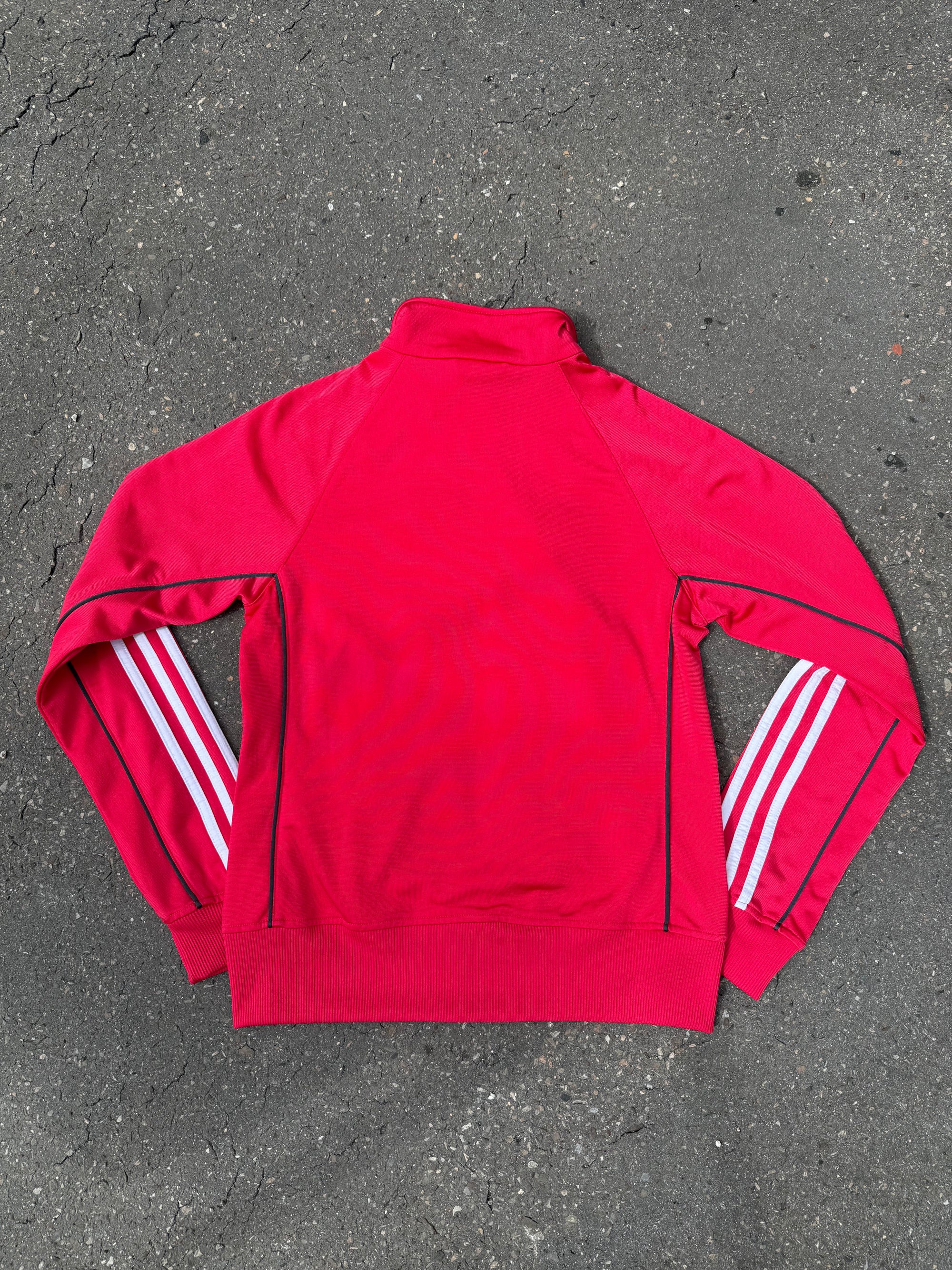Eine Pinke Trackjacke von Adidas mit weißen Streifen auf den Ärmeln