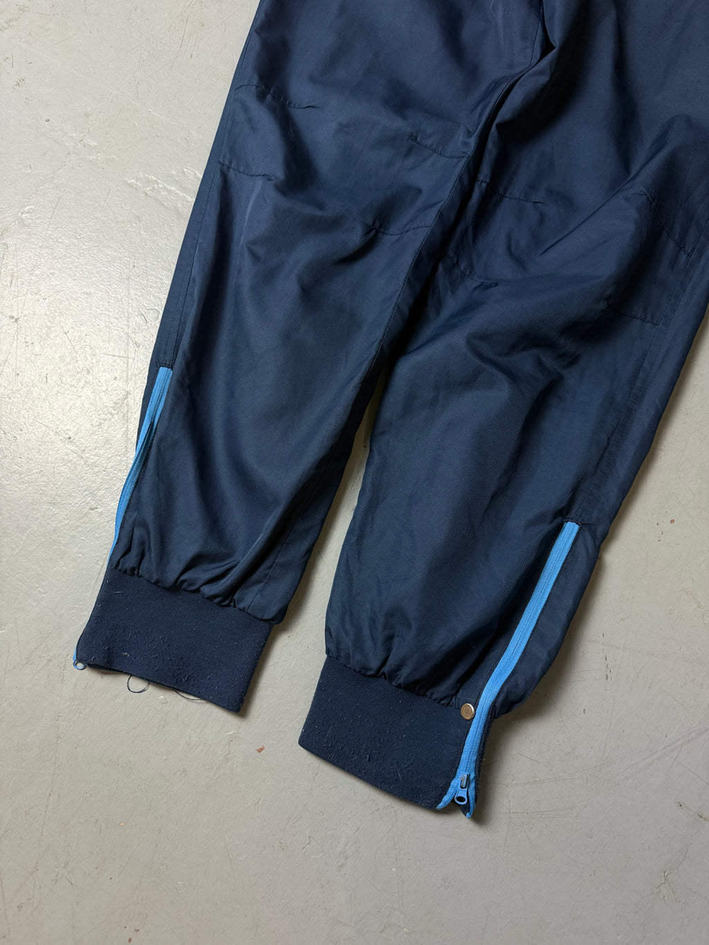 Detailbild von Vintage Macron Blue Napoli Track Pants von den Hosenbeinen