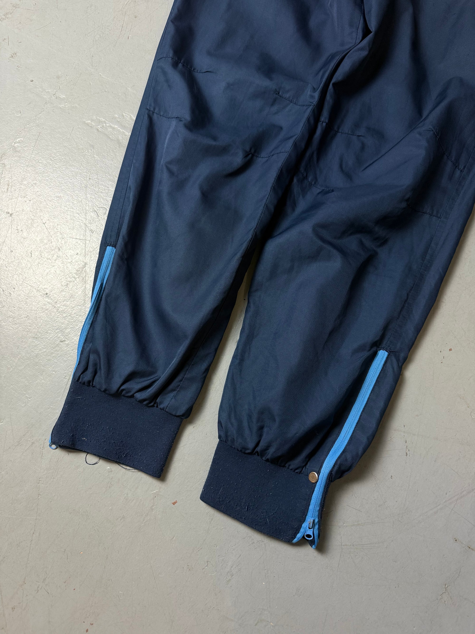 Detailbild von Vintage Macron Blue Napoli Track Pants von den Hosenbeinen