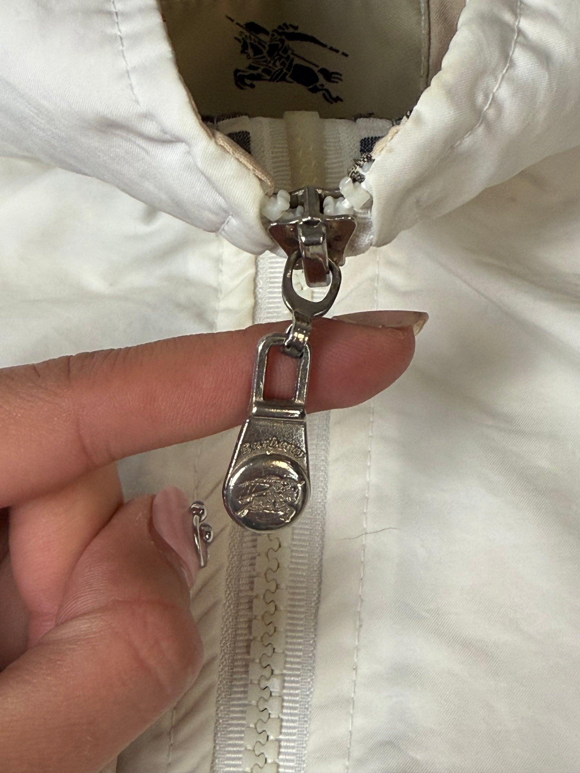 Eine weiße Burberry Regenjacke in L