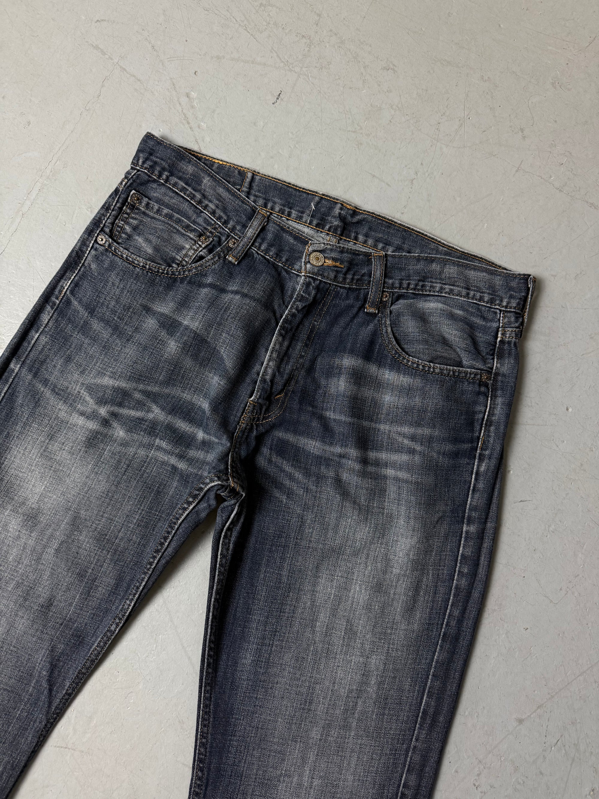 Eine dunkelblaue bootcut Jeans von Levi’s 