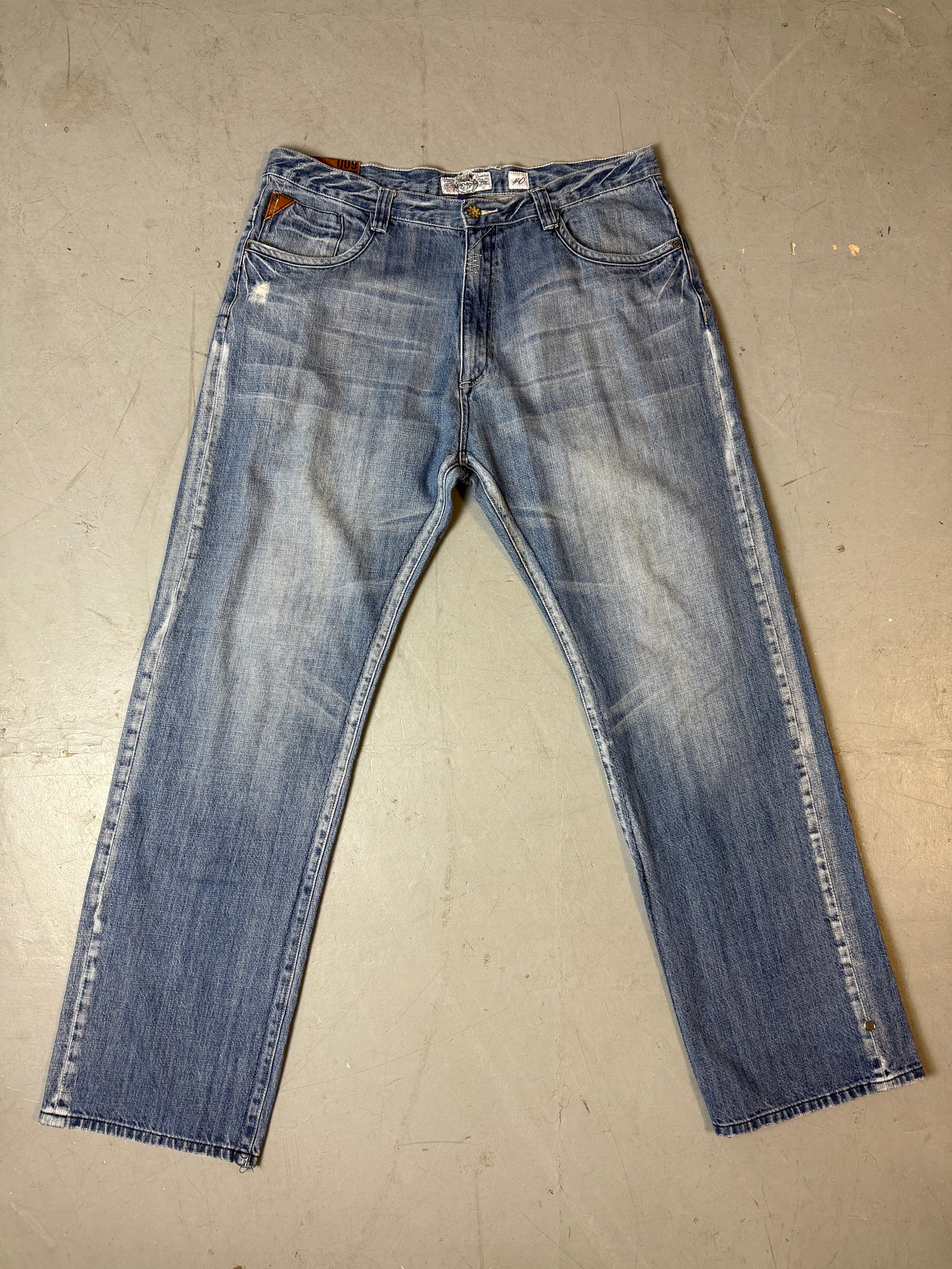 Produktbild von Vintage AKDMKS Baggy Jeans with Printed Back Pockets von Vorne