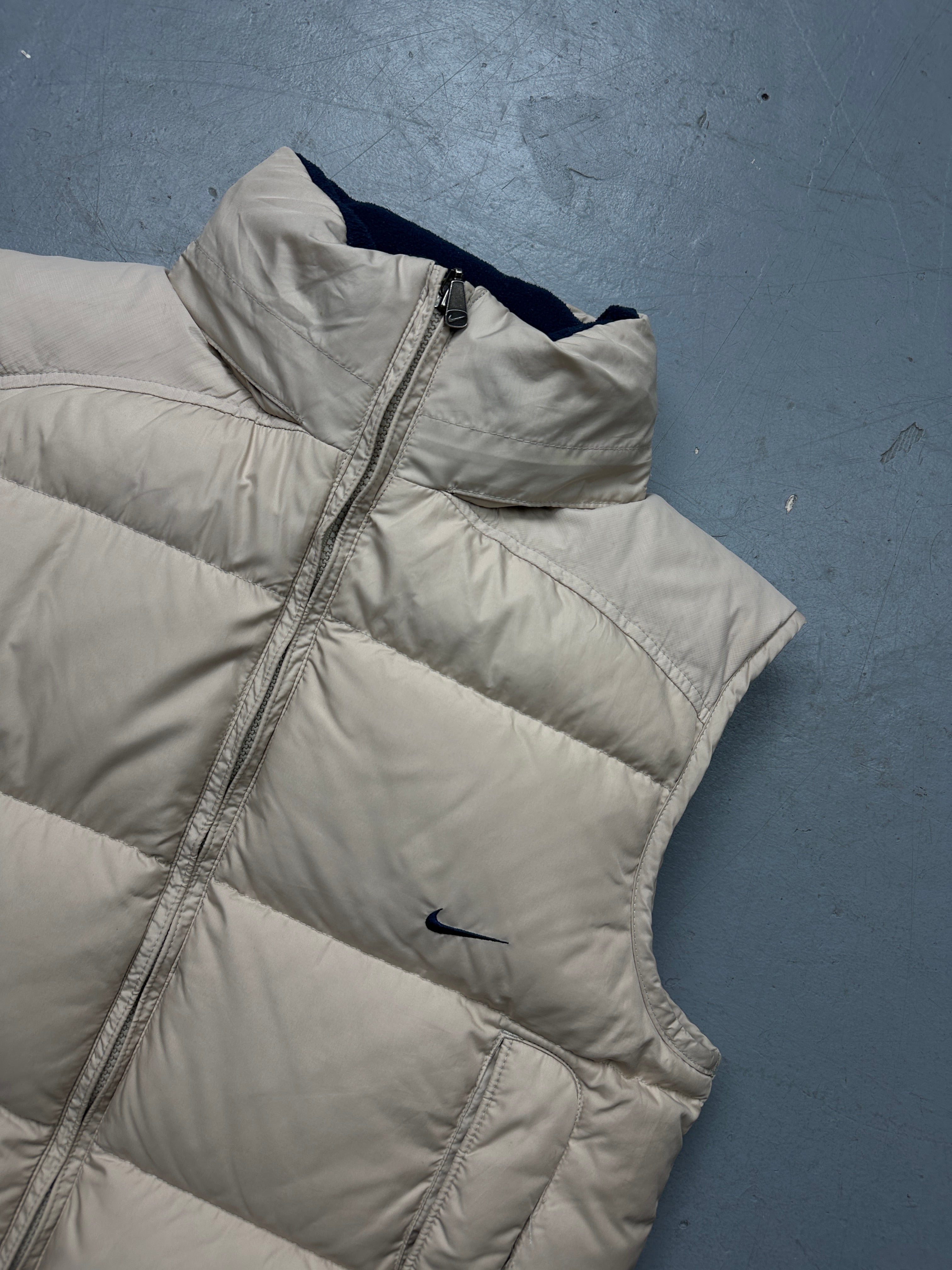 Vintage Nike Cream Down Puffer Vest für Männer. Y2K Secondhand 2000s Fashion