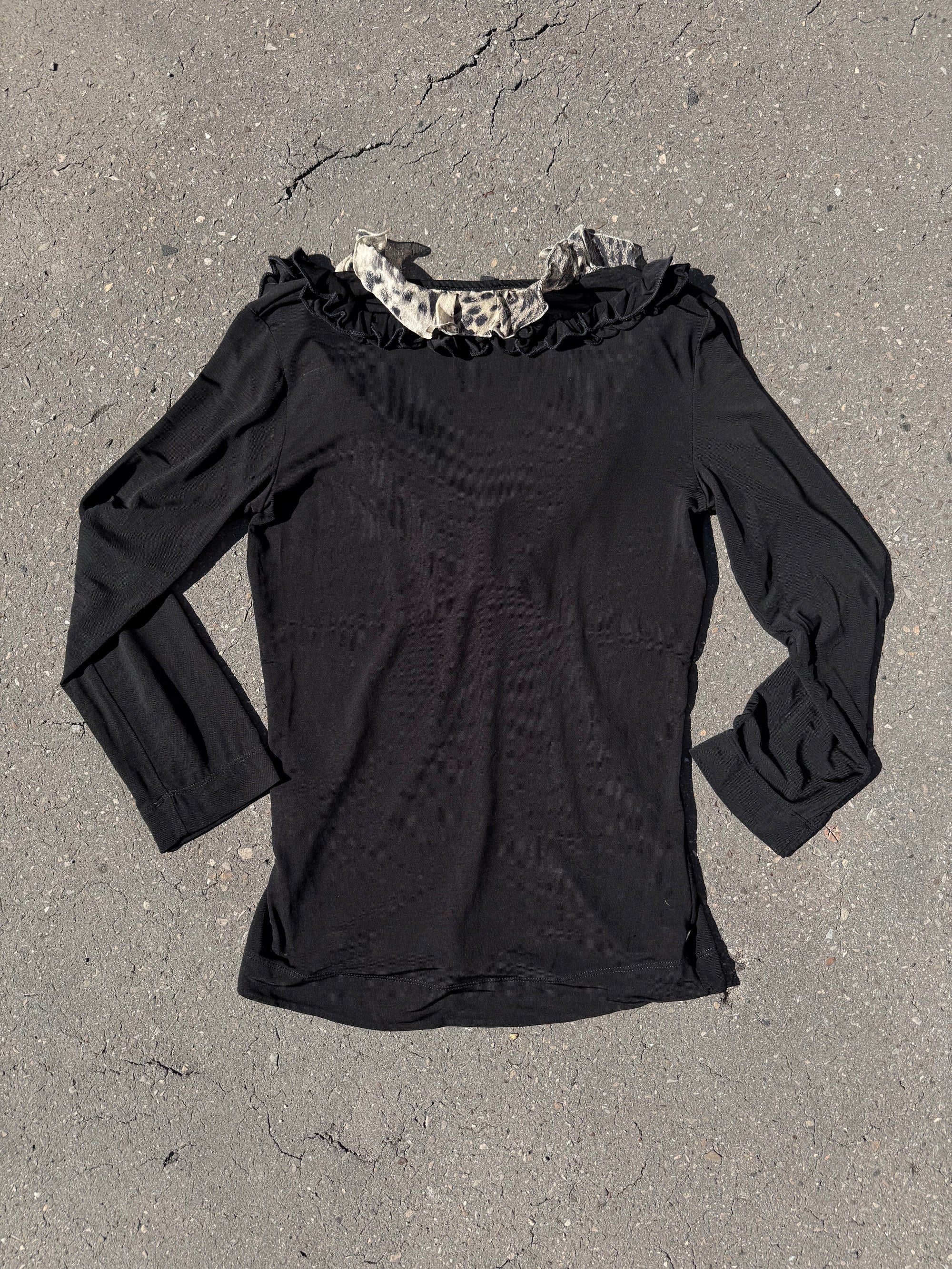 Eine schwarze Bluse mit halblangen Ärmeln und Leoparden Ruffle am Kragen von Cavalli