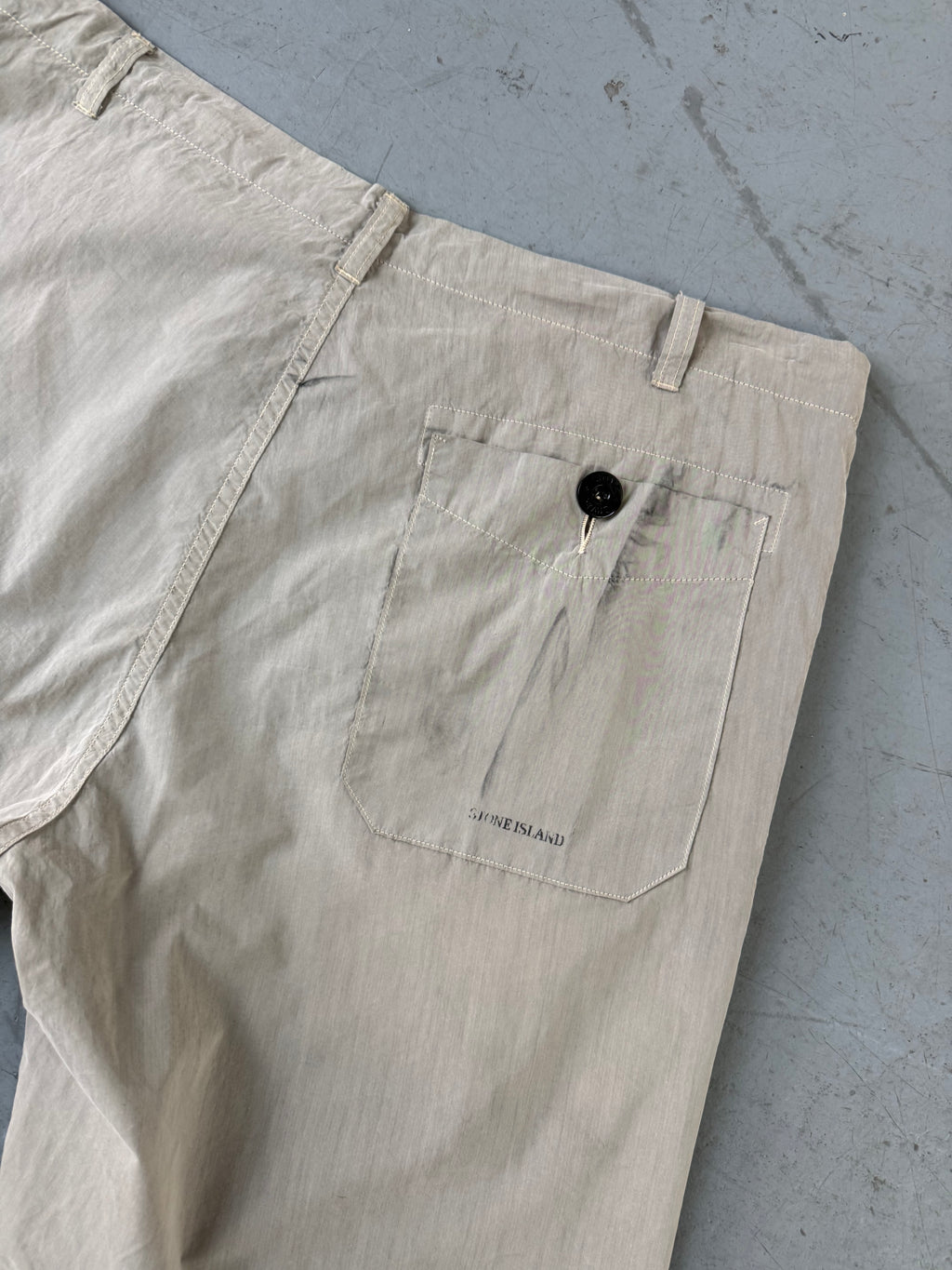 Vintage Stone Island Beige Shorts für Herren. Y2K Second Hand 2000s Fashion