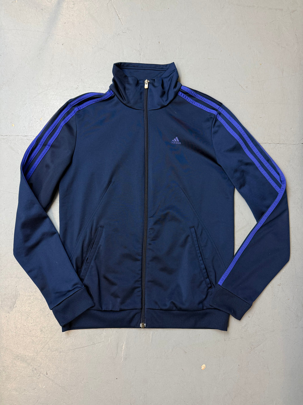 Vintage Adidas Dark Blue/Purple Track Jacket für Damen. Y2K Second Hand 2000s Fashion