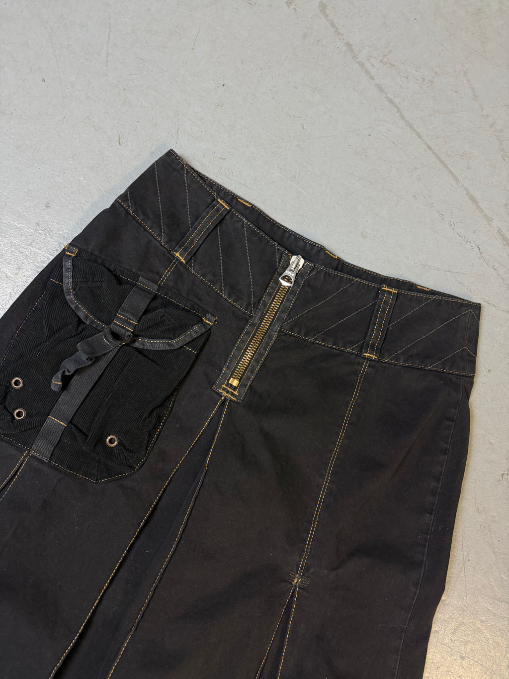 Detailbild von Vintage Replay Black Midi Skirt S/M von vorne