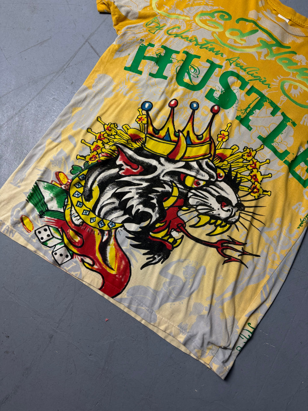 Detailbild von einem Vintage Ed Hardy Yellow Printed T-Shirt von Aufdruck auf T-Shirt Vorderseite 