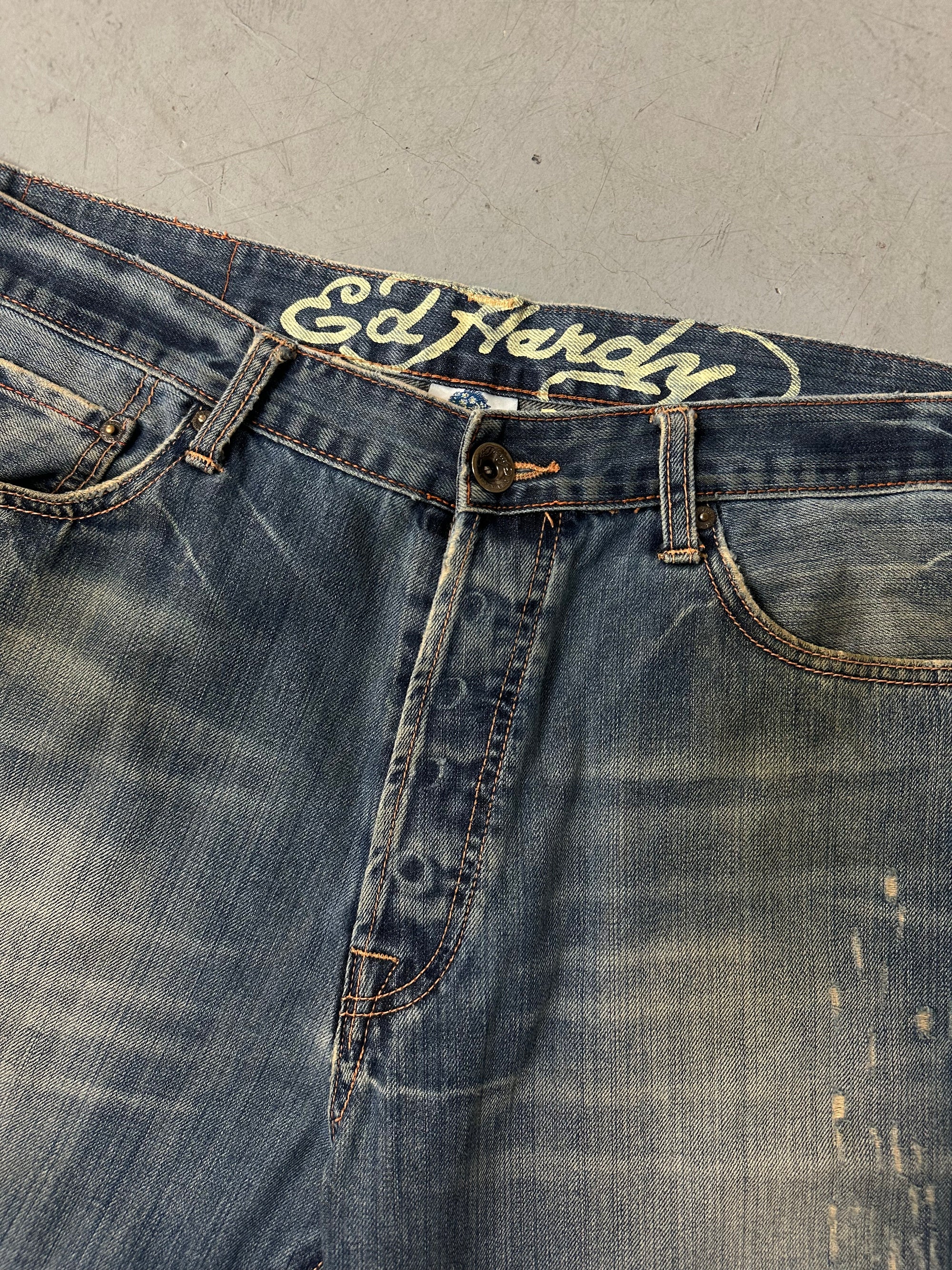 Eine baggy Ed Hardy denim mit totenkopf Print auf den backpockets