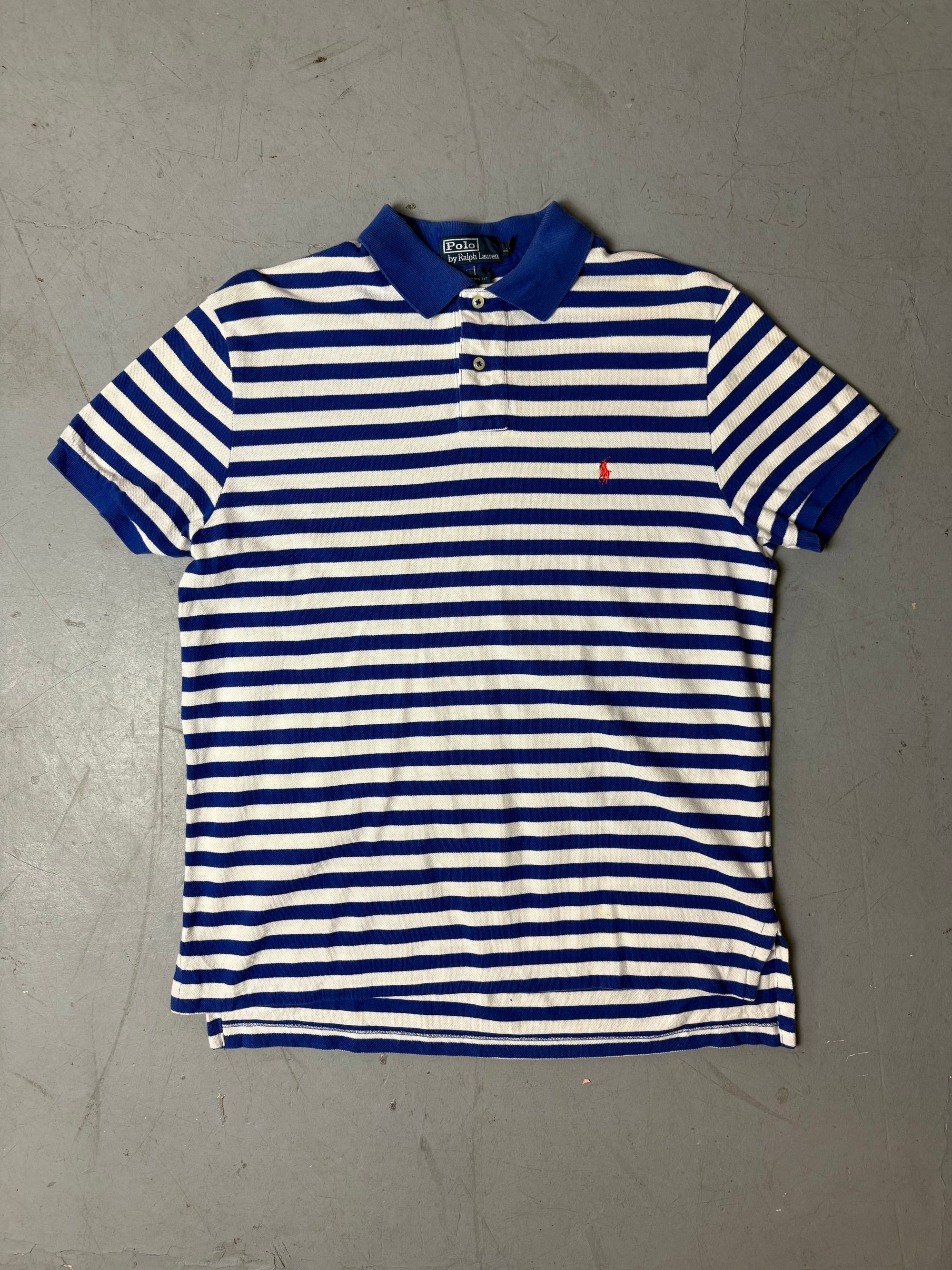 Produktbild von einem Vintage Ralph Lauren Red and Blue Striped Polo von vorne