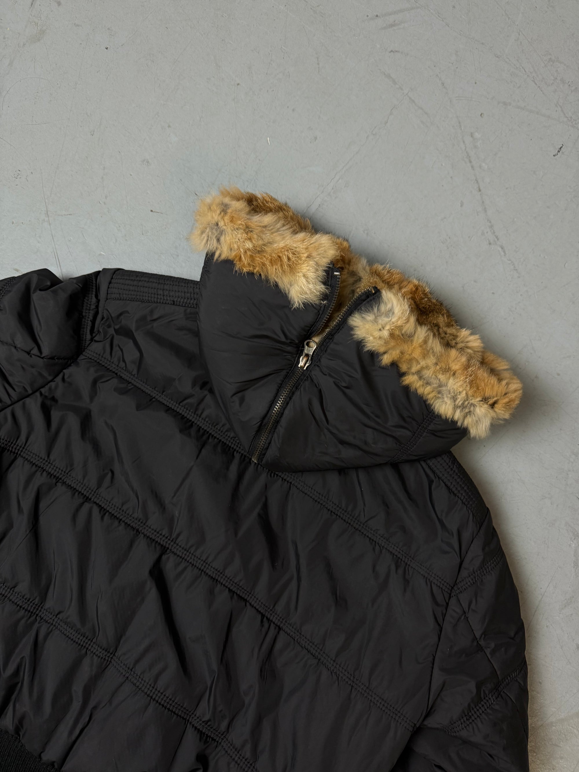 Eine schwarze cropped Puffer Jacke im Y2K Stil mit faux fur Kaputze 