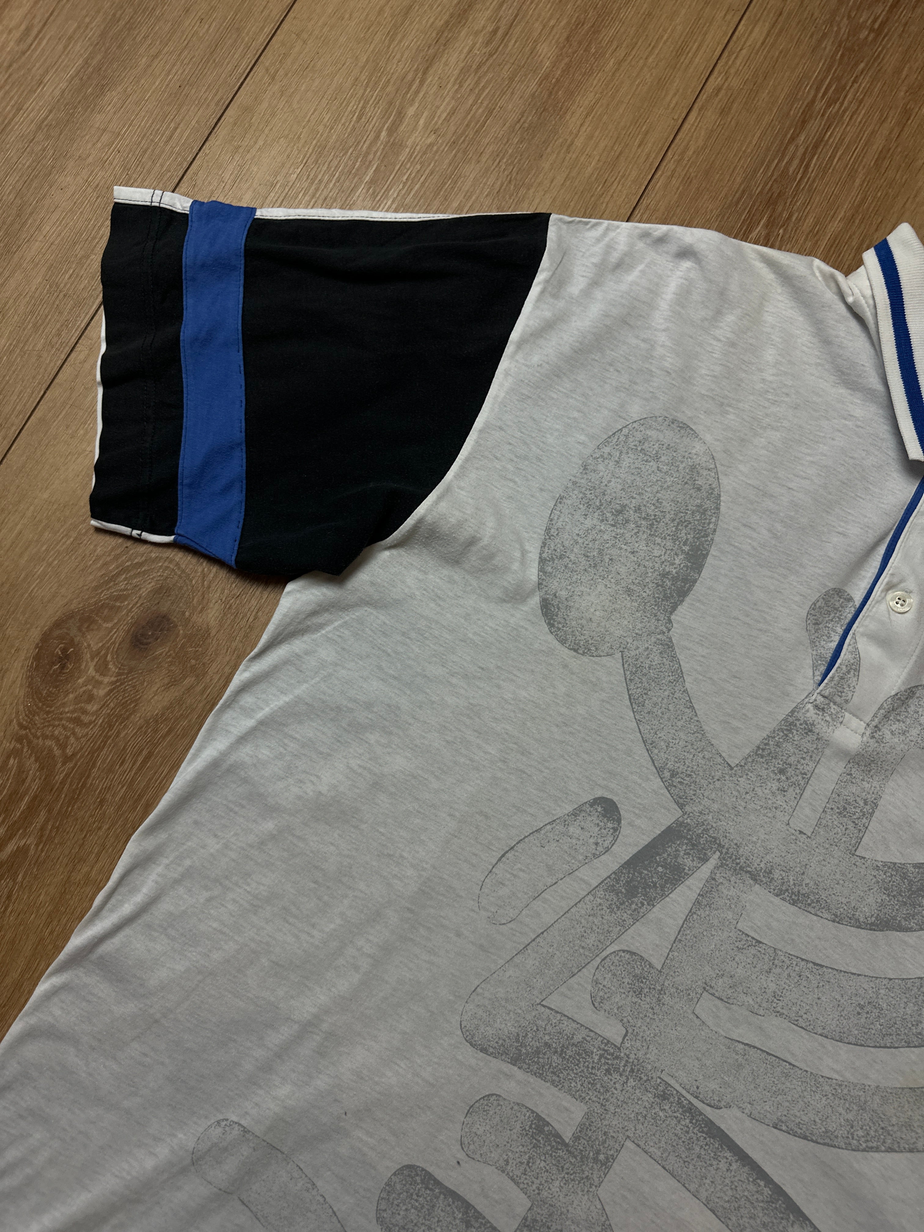 Ein Polo Shirt von Lotto in weiß mit blau schwarzen Ärmeln vintage Y2K 