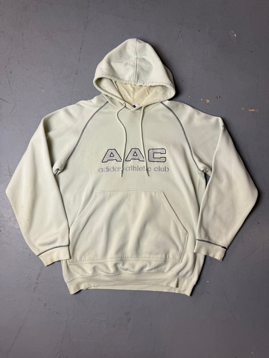 Produktbild von Vintage Adidas AAC Cream Hoodie von vorne