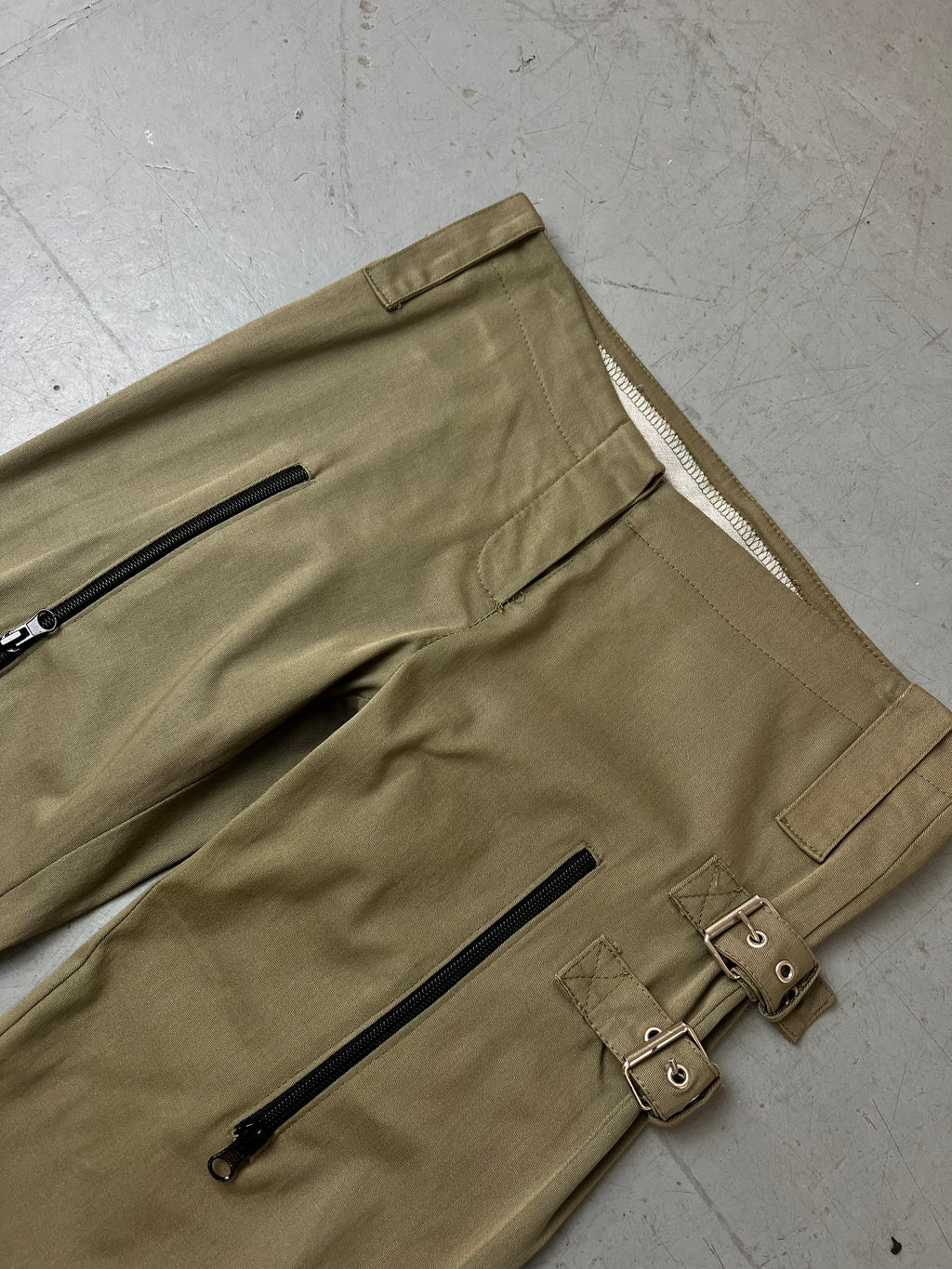 Vintage Khaki Straight Pants with Straps mit Schnallendetails für Damen. Y2K Second Hand 2000s Fashion