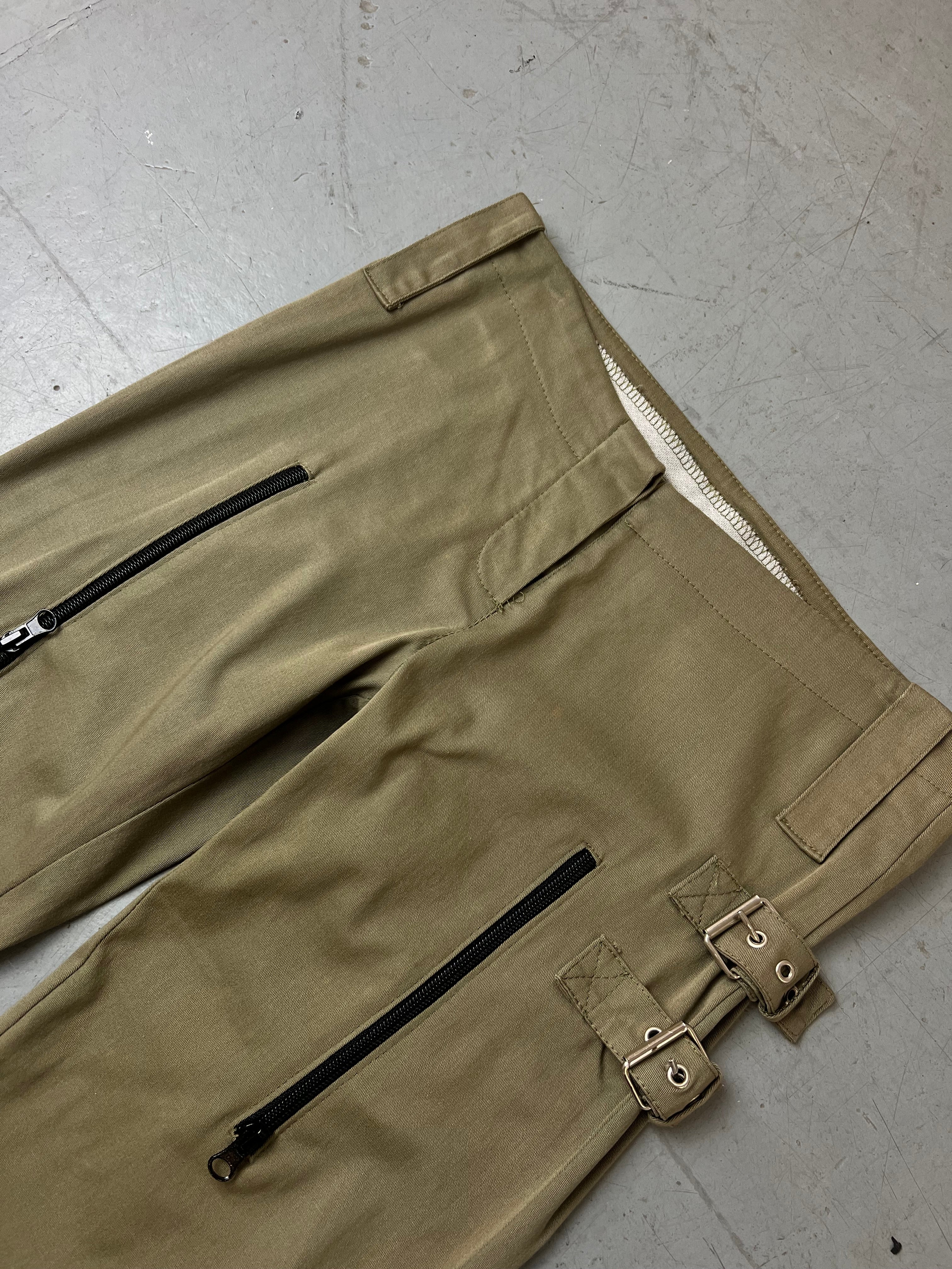 Vintage Khaki Straight Pants with Straps mit Schnallendetails für Damen. Y2K Second Hand 2000s Fashion