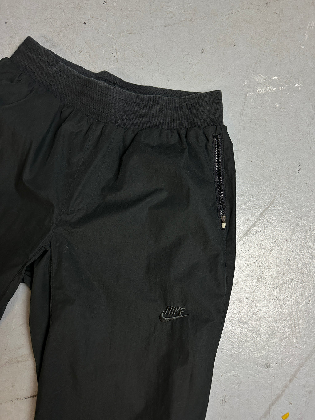 Detailbild von Vintage Black Nike Track Pants S von vorne 