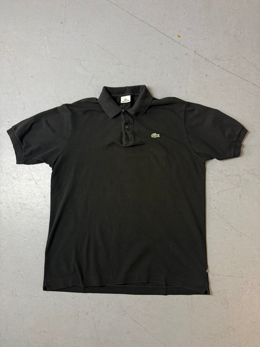 Ein schwarzes Lacoste Polo mit Logo auf der Brust vintage Y2K 