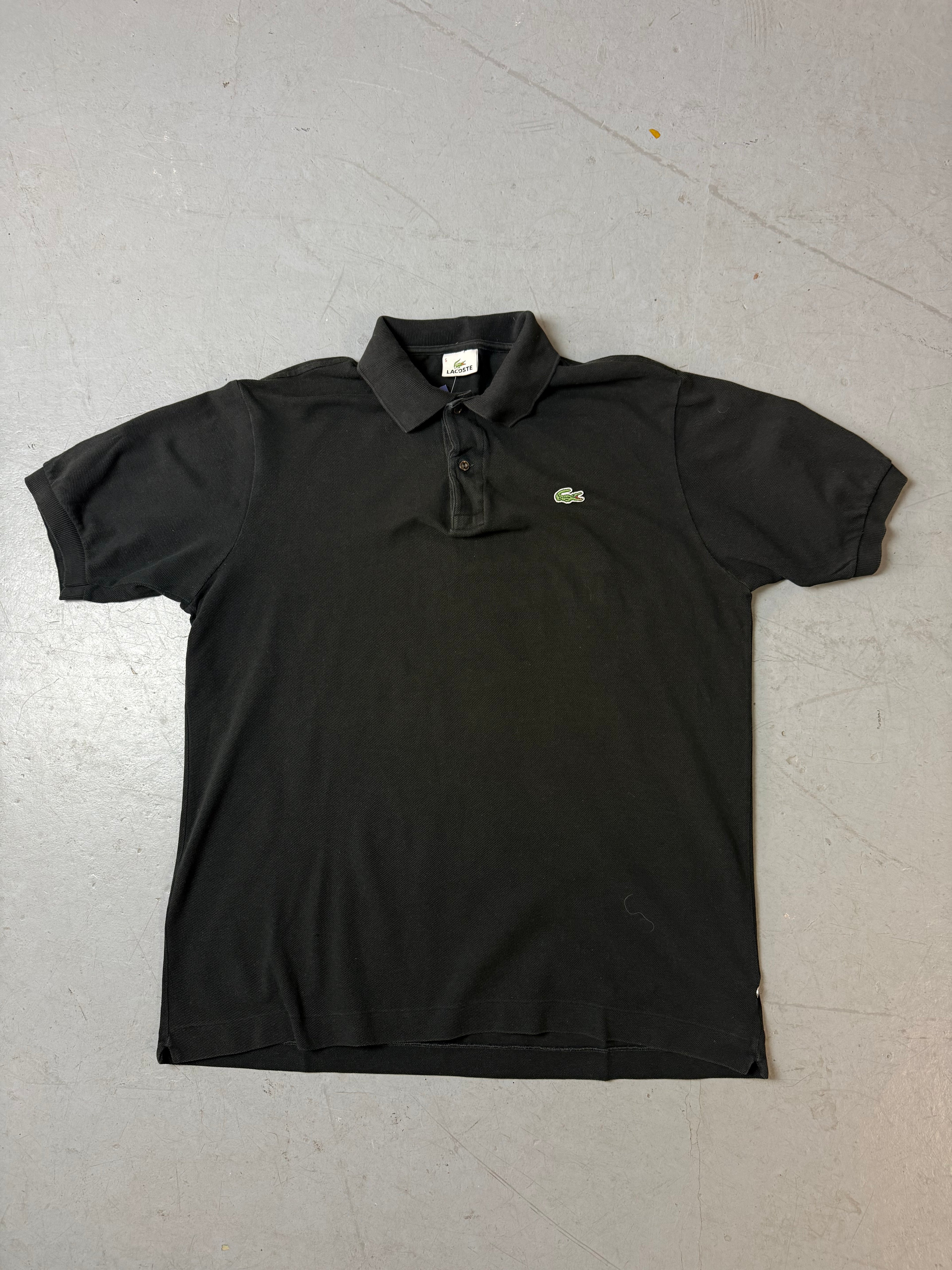Ein schwarzes Lacoste Polo mit Logo auf der Brust vintage Y2K 