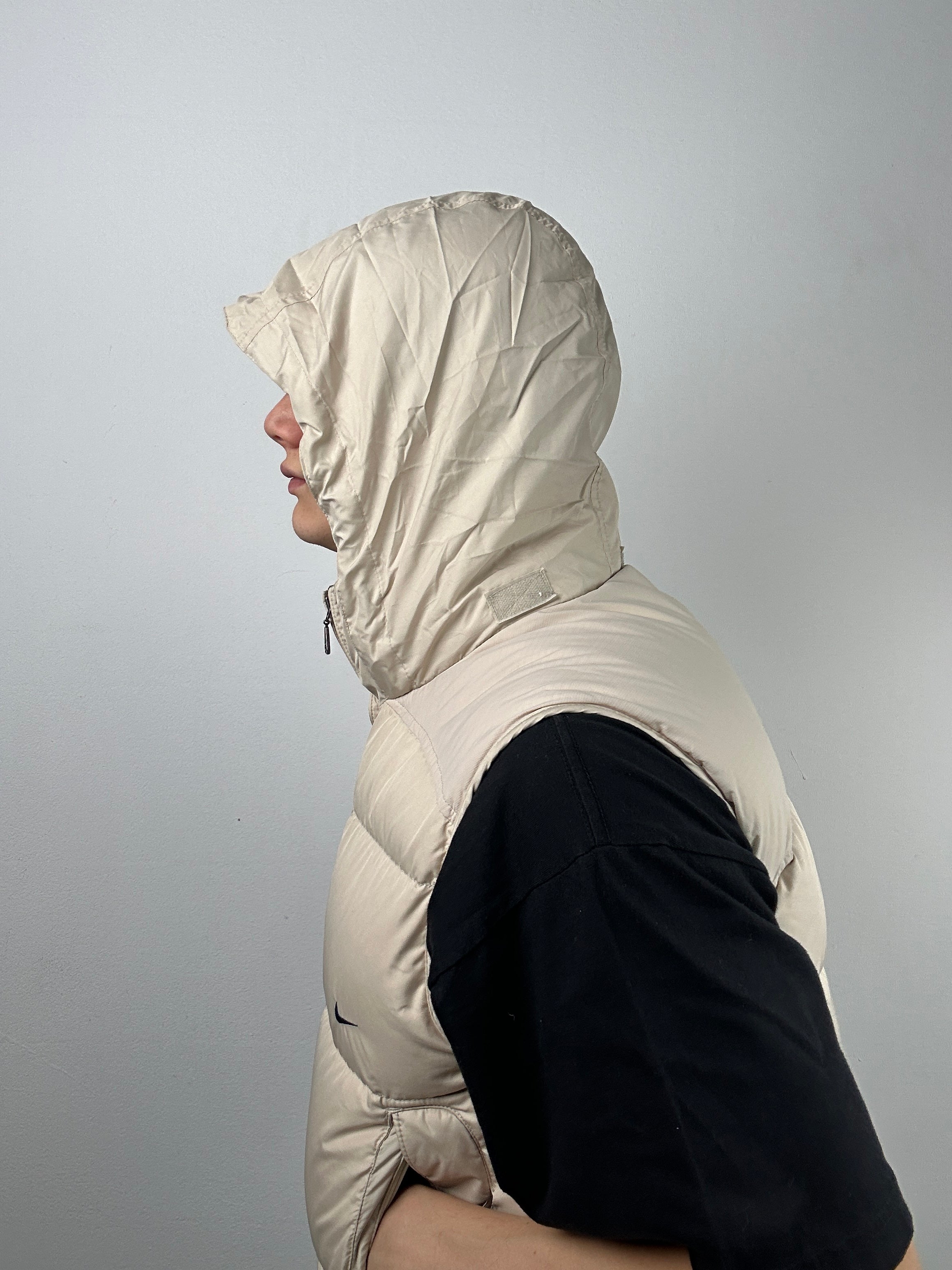 Vintage Nike Cream Down Puffer Vest für Männer. Y2K Secondhand 2000s Fashion