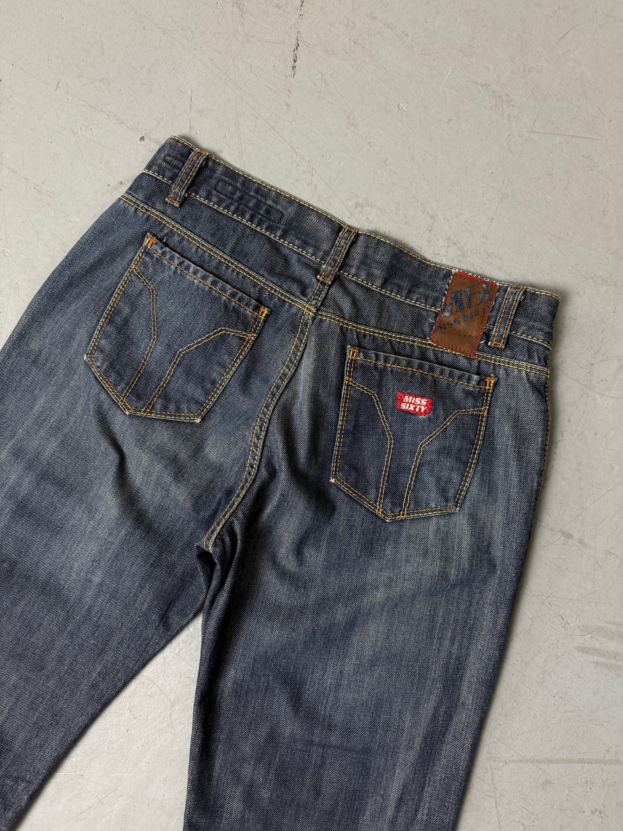 Eine dunkelblaue bootcut denim eans von miss sixty 