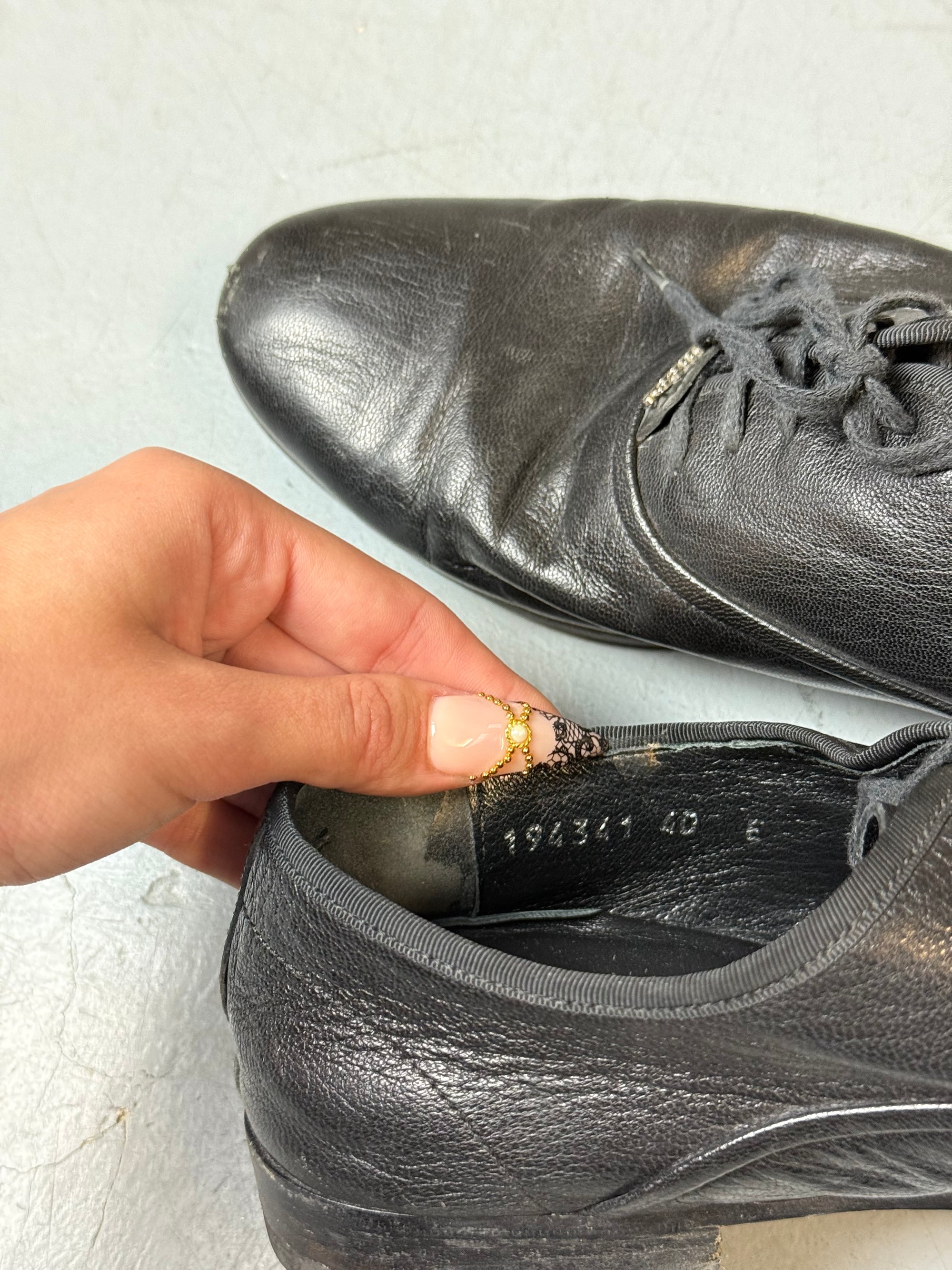Schwarze gucci Oxford Schuhe mit leichtem Absatz und gucci Logo auf den Schnürsenkeln 
