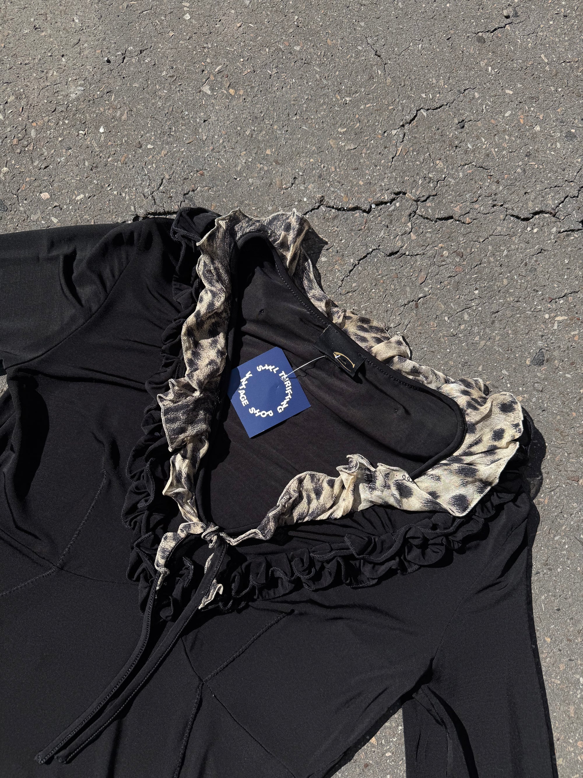 Eine schwarze Bluse mit halblangen Ärmeln und Leoparden Ruffle am Kragen von Cavalli