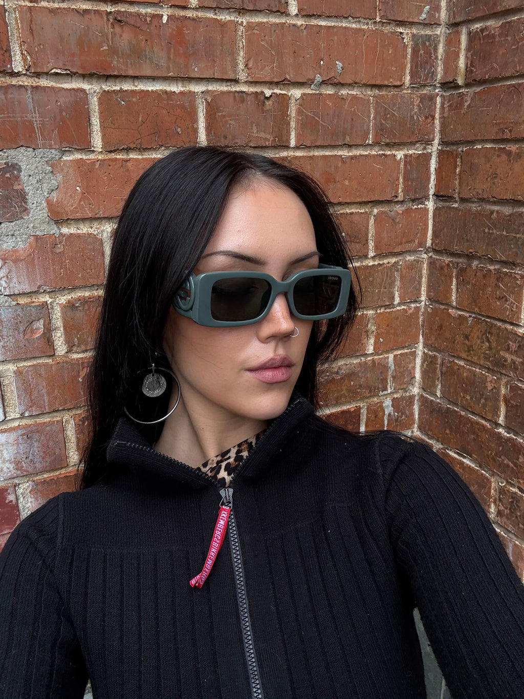 Graue rechteckige Sonnenbrille von gucci mit dickem Gestell 