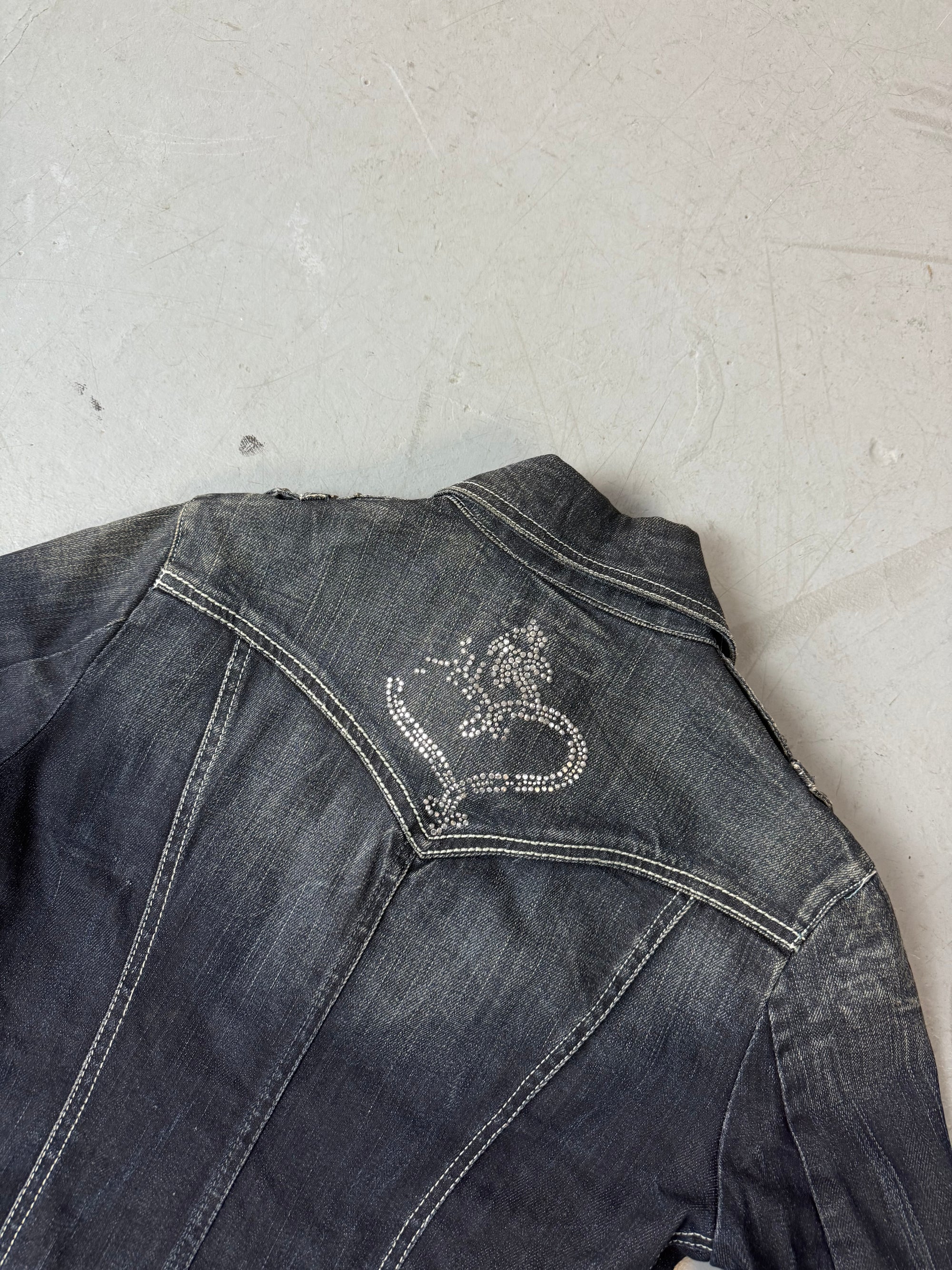 Eine blau-graue Jeansjacke mit strasssteinchen 