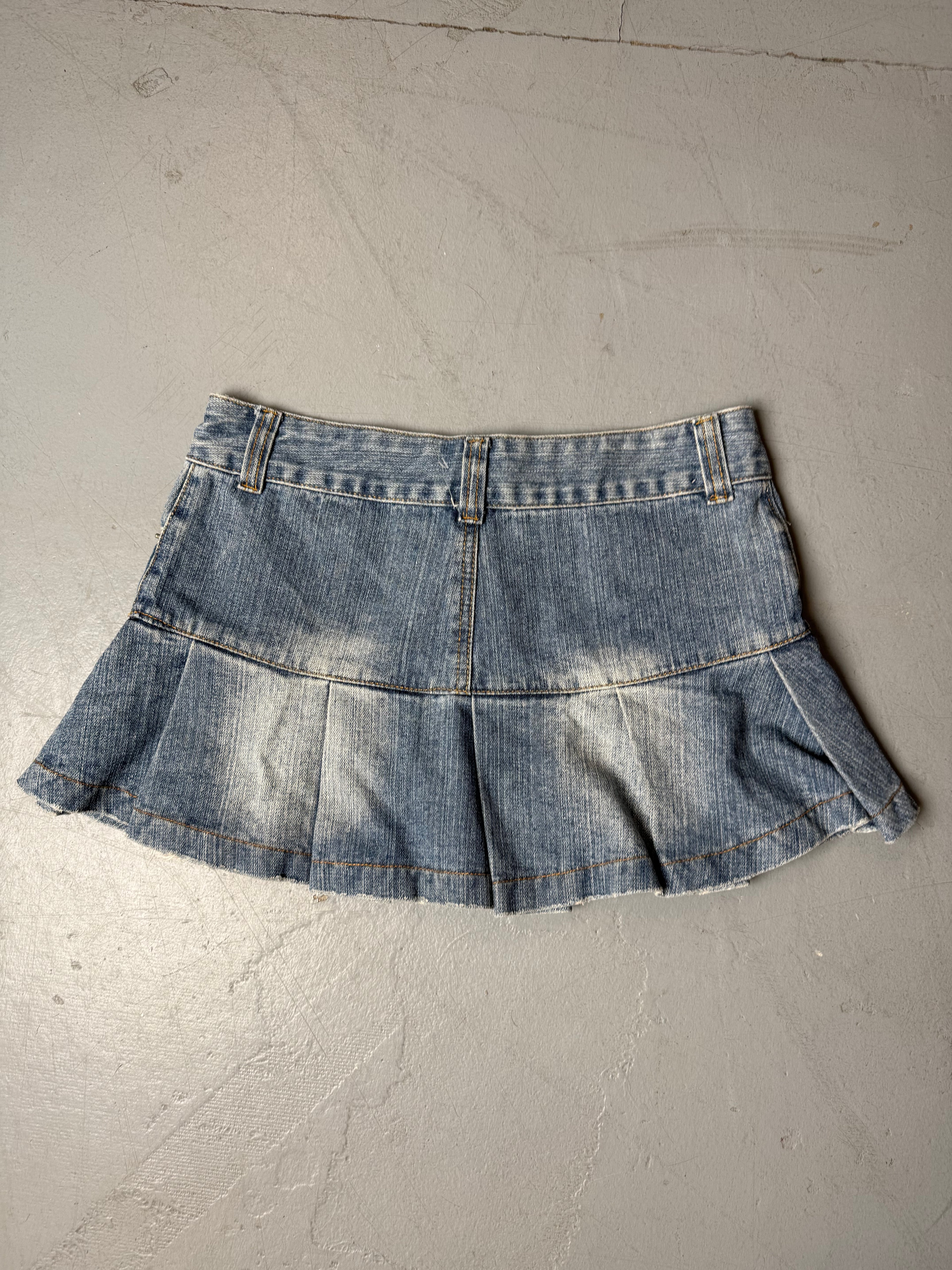 Vintage Pleated Denim Mini Skirt für Damen. Y2K Secondhand 2000s Fashion.