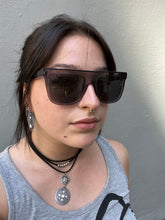 Laden Sie das Bild in den Galerie-Viewer, Auf dem Bild ist die Sonnenbrille an einer Trägerinn zusehen.