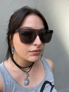 Auf dem Bild ist die Sonnenbrille an einer Trägerinn zusehen.