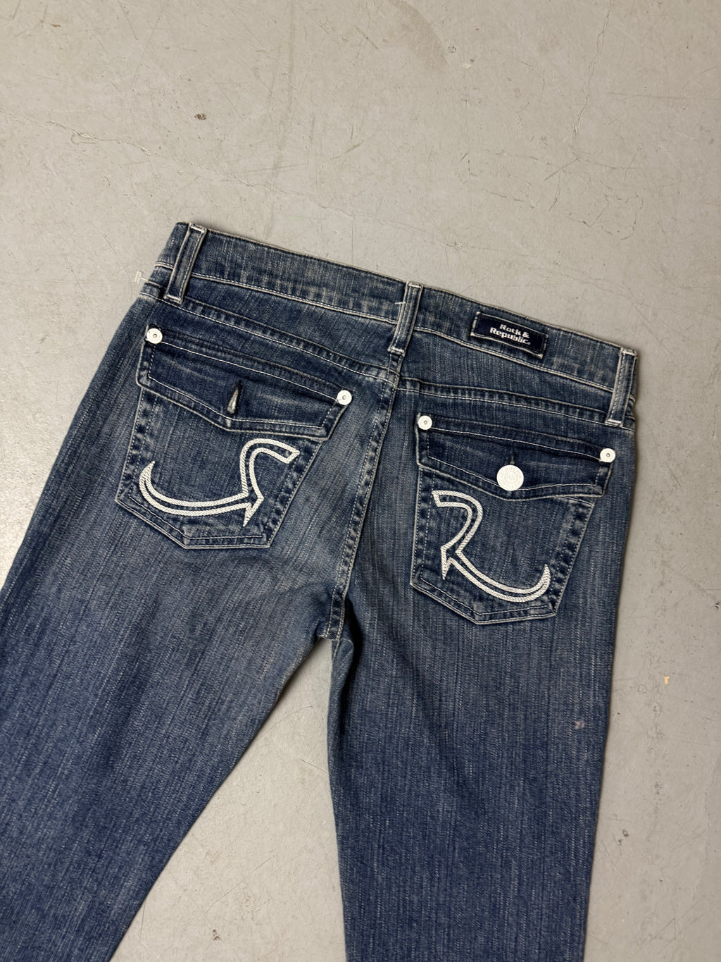 Vintage Rock&Republic Low Waist Bootcut Denim getragen vor weißer Wand