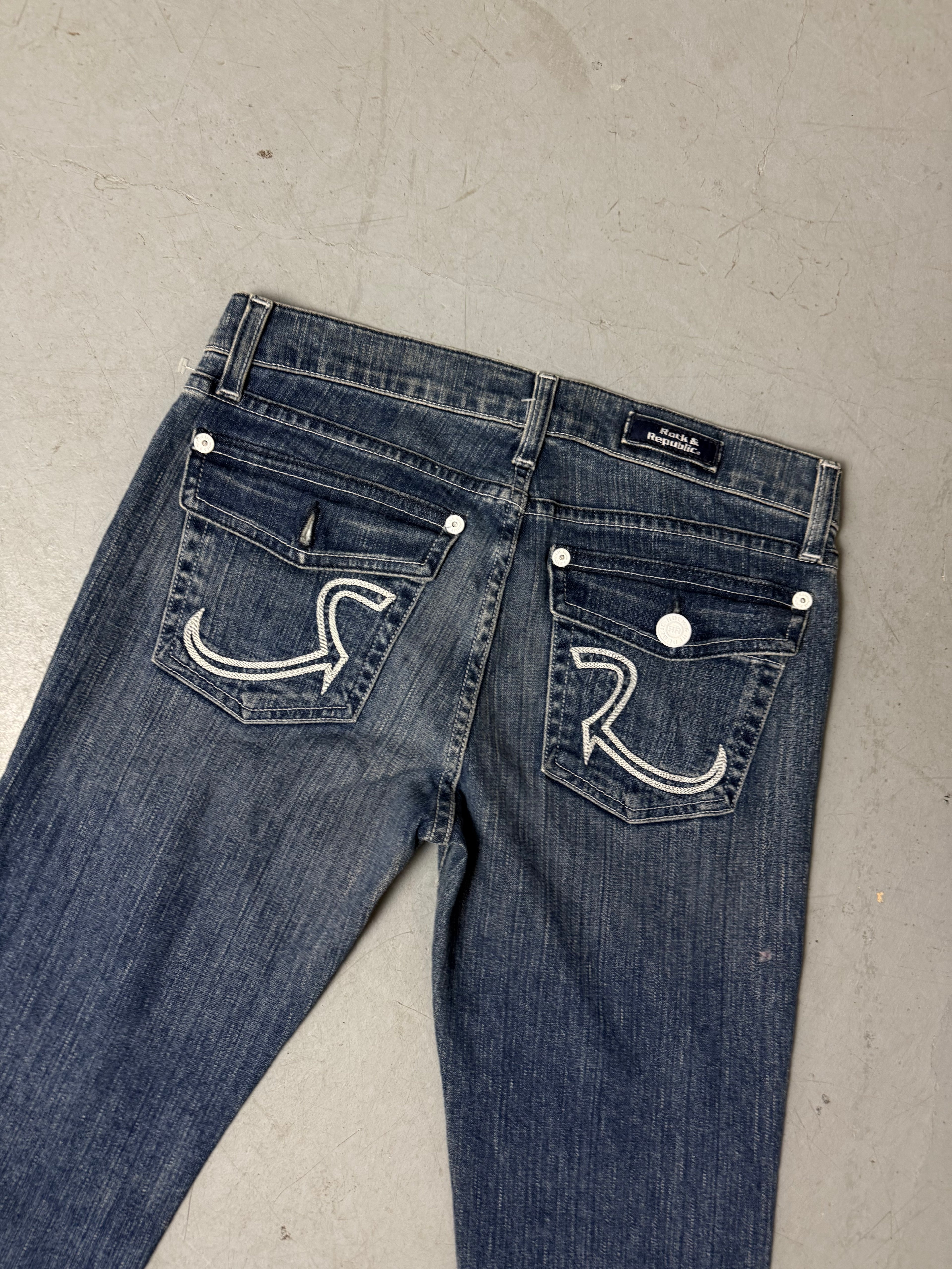 Vintage Rock&Republic Low Waist Bootcut Denim getragen vor weißer Wand