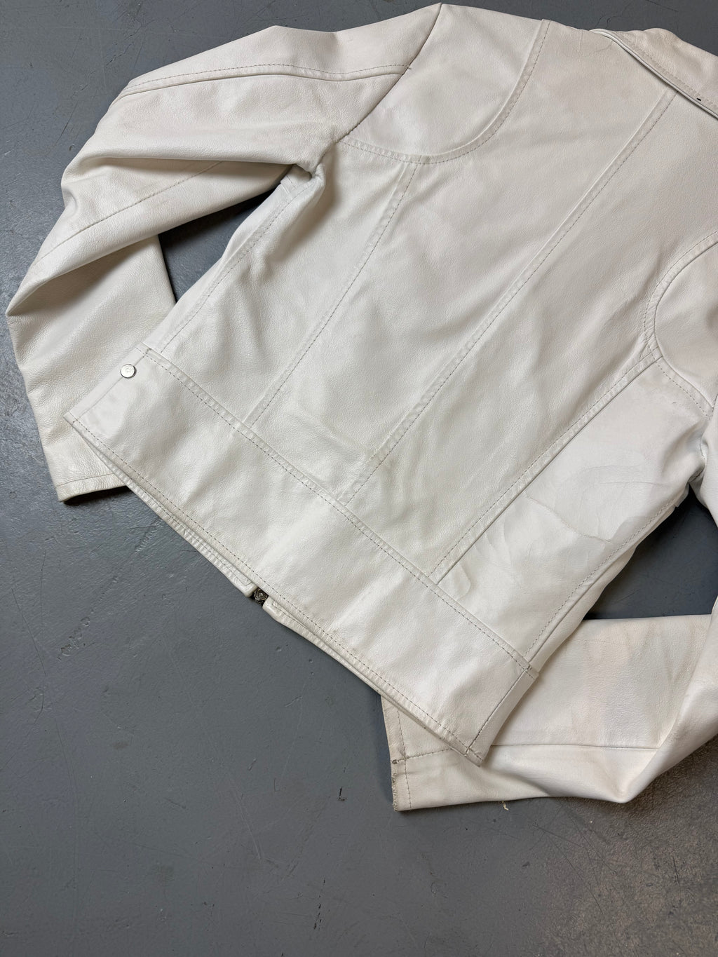 Detailliertes Produktbild von Vintage White Italian Leather Jacket S/M von hinten