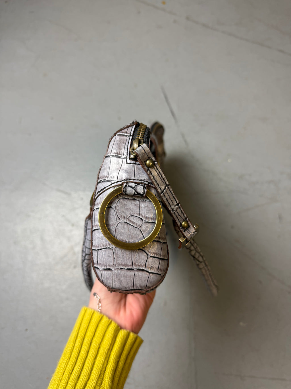 Detailbild von einer Vintage CNTY BAGS Guess Grey Crocodile Optic Baguette Bag von der Seite