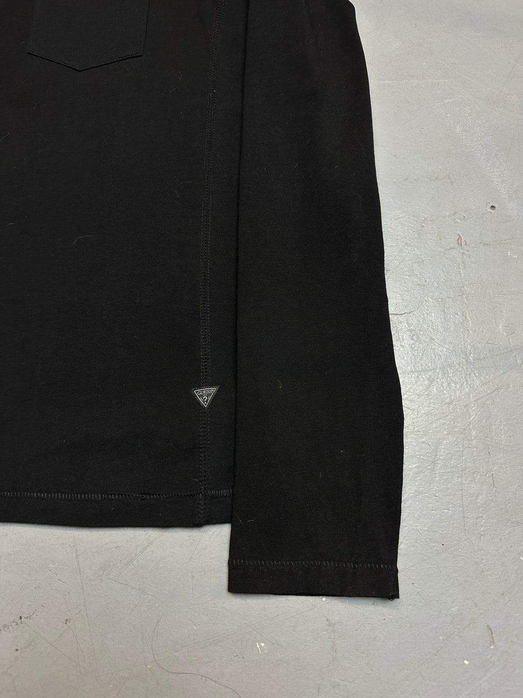 Vintage Guess Black Polo Longsleeve für Herren. Y2K Second Hand 2000s Fashion