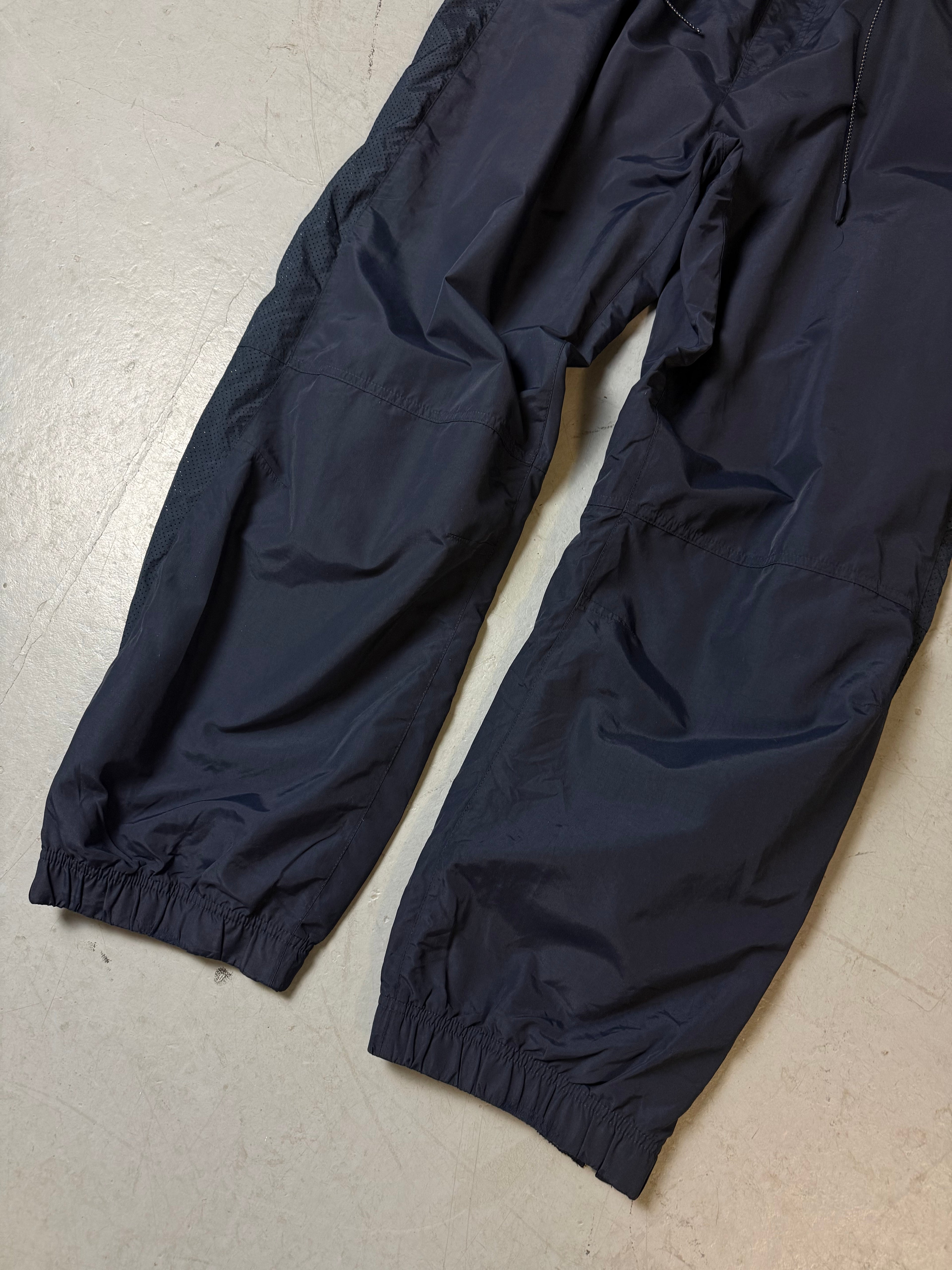 Eine dunkelblaue Nike Trackpants Sporthose Jogginghose y2k 