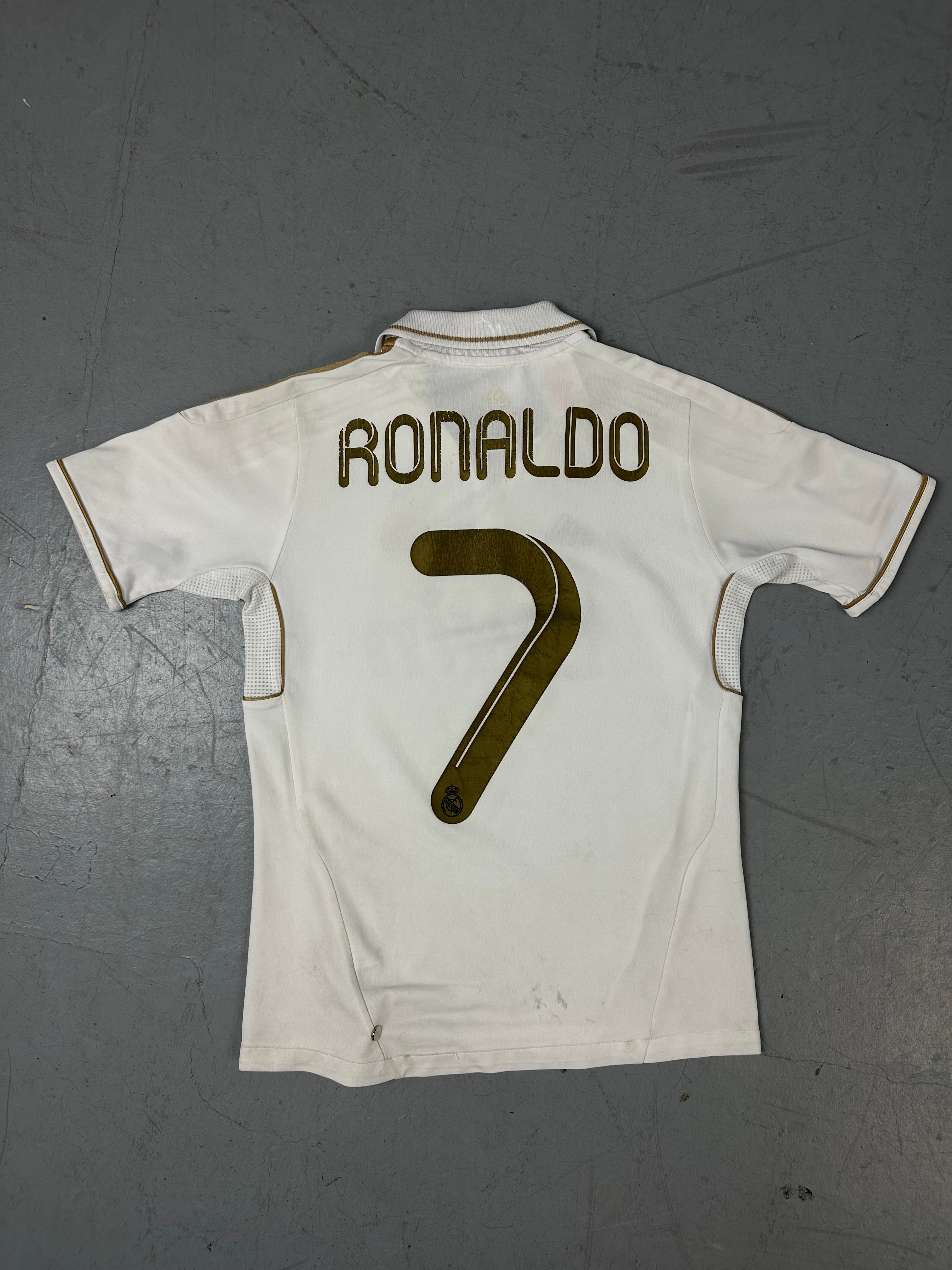 Ein Real Madrid Trikot von Adidas in weiß Gold mit Ronaldo auf dem Rücken in XS