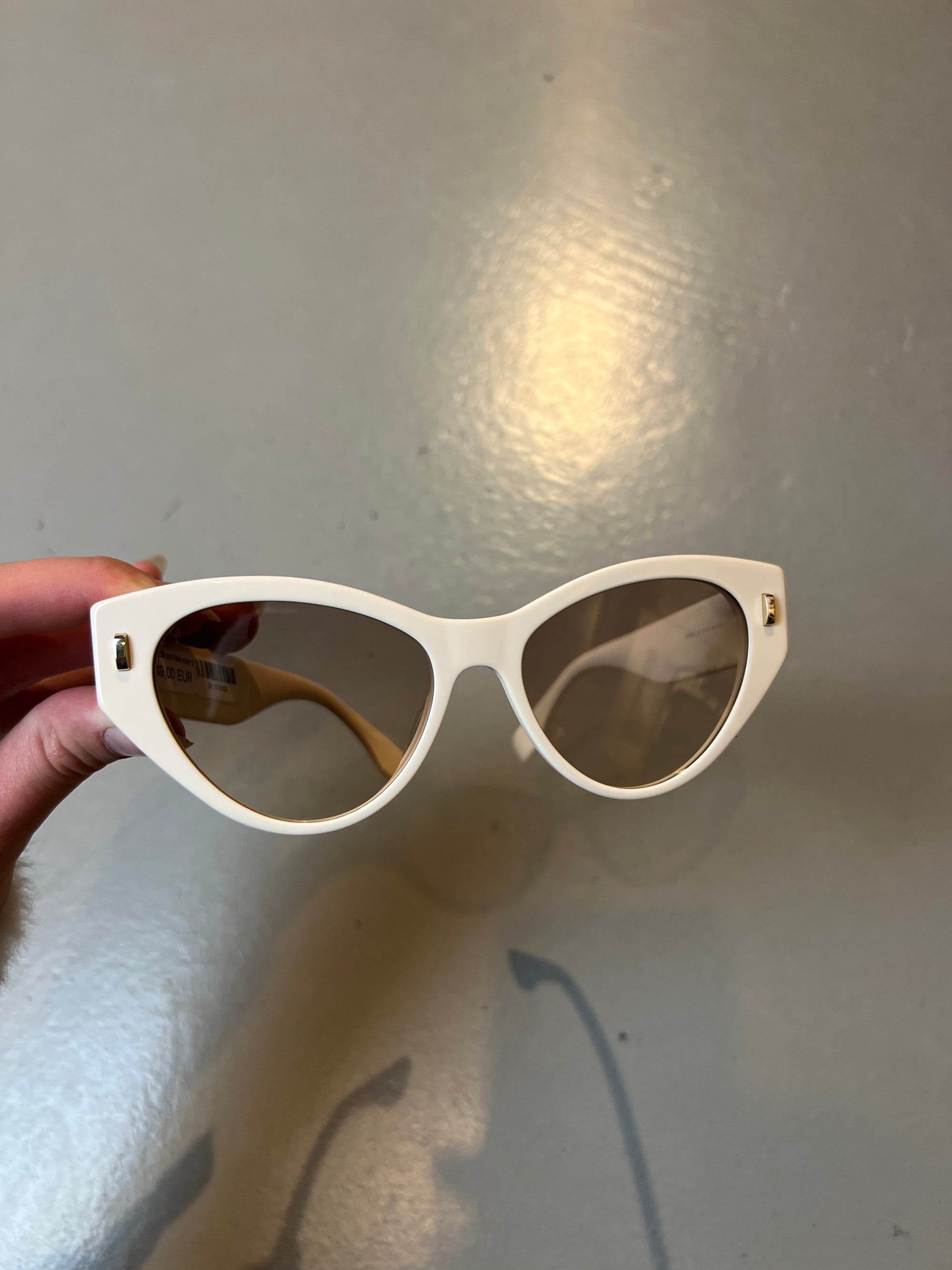 Produktbild der Fendi Beige Cateye Sunglasses von vorne  vor grauem Hintergrund.