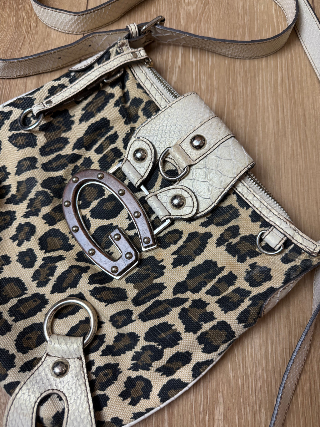 Detailbild von einer Vintage Leopard Y2K Guess Shoulder Bag von Guess Monogram 
