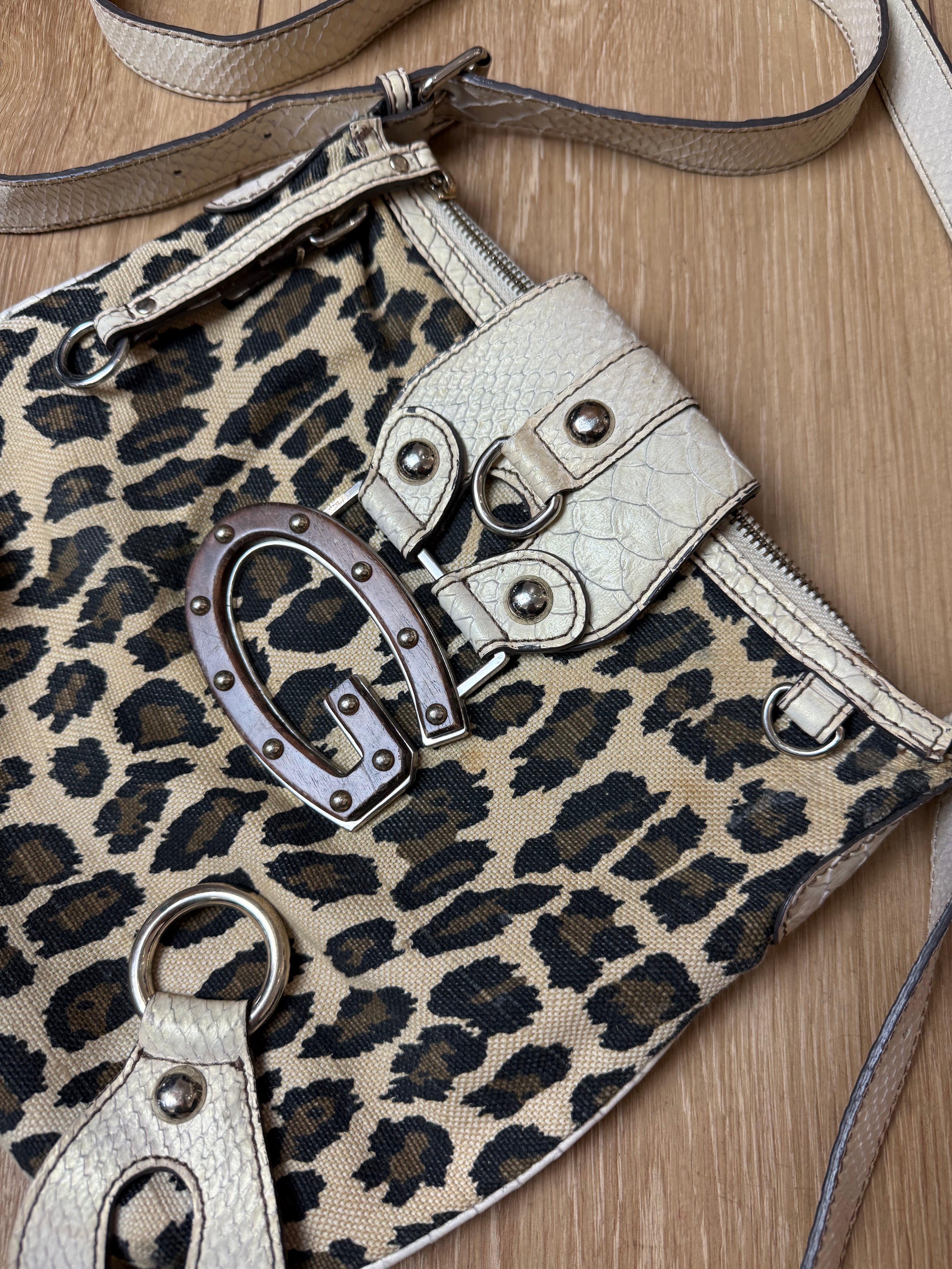Detailbild von einer Vintage Leopard Y2K Guess Shoulder Bag von Guess Monogram 