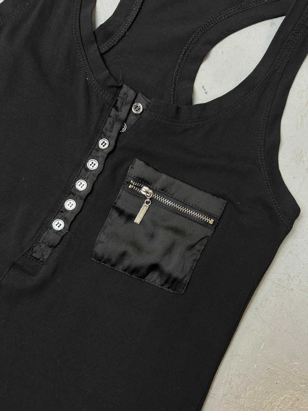 Detailliertes Produktbild von Vintage Pocket Black Tank Top S/M von vorne
