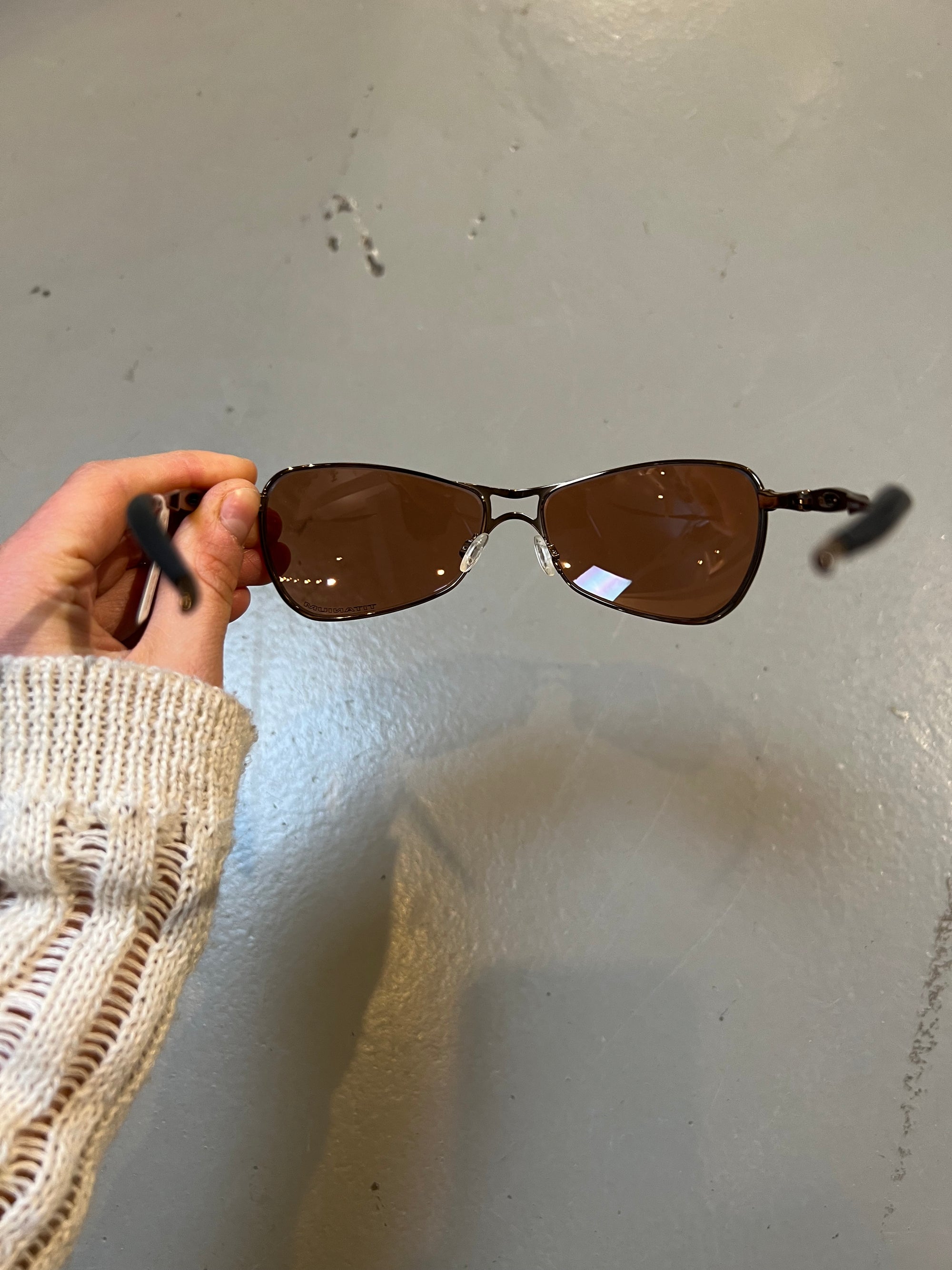 Produktbild von Oakley Titanium Sunglasses von hinten mit offenen Gestell 