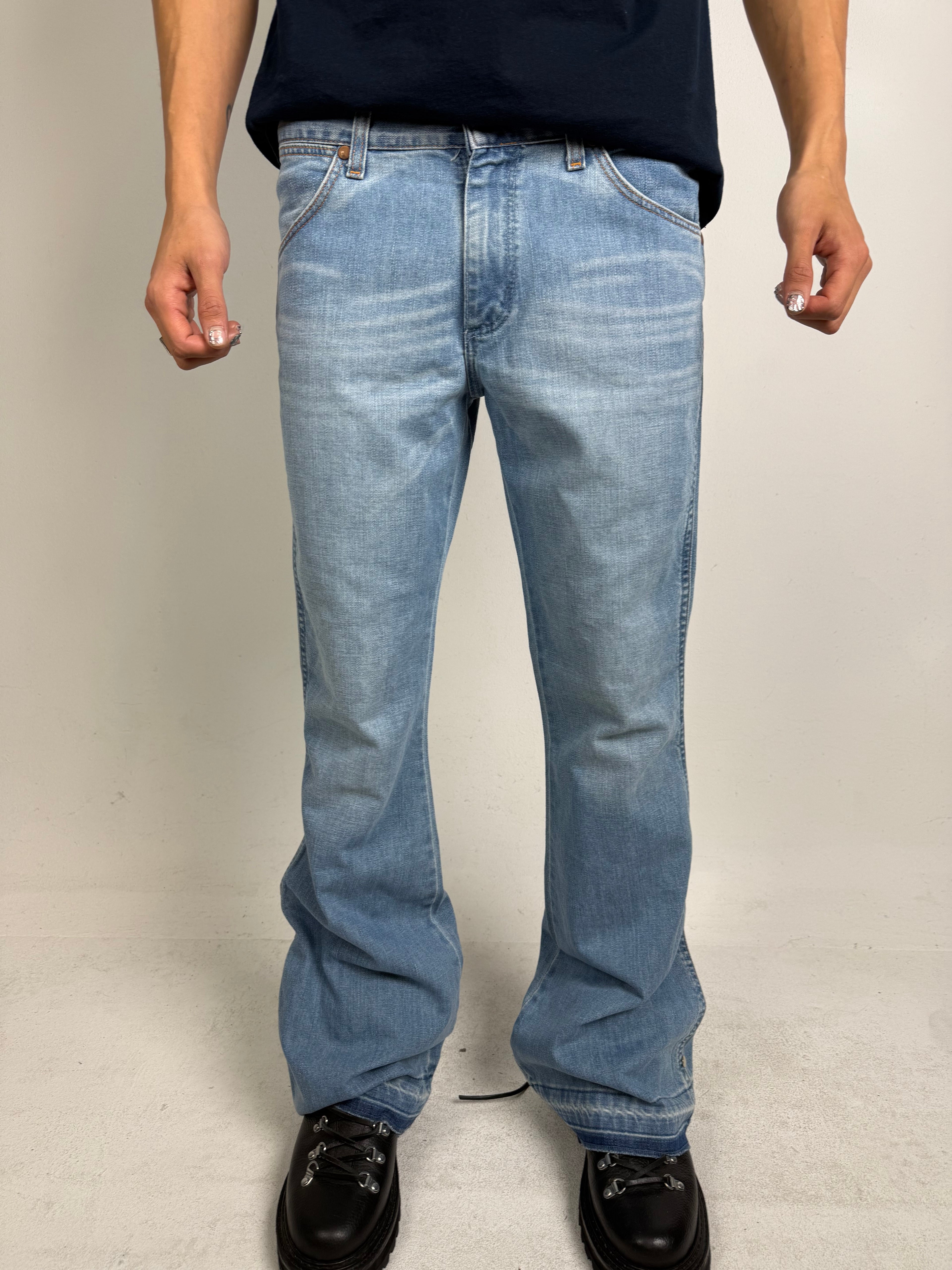 Tragebild von Vintage Wrangler Light Blue Flared Denim von Vorne