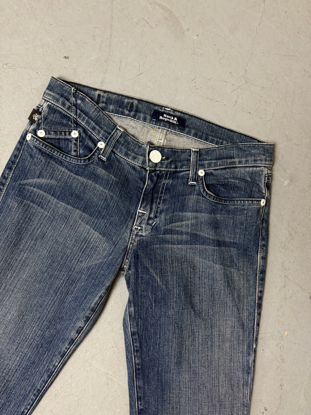 Vintage Rock&Republic Low Waist Bootcut Denim getragen vor weißer Wand