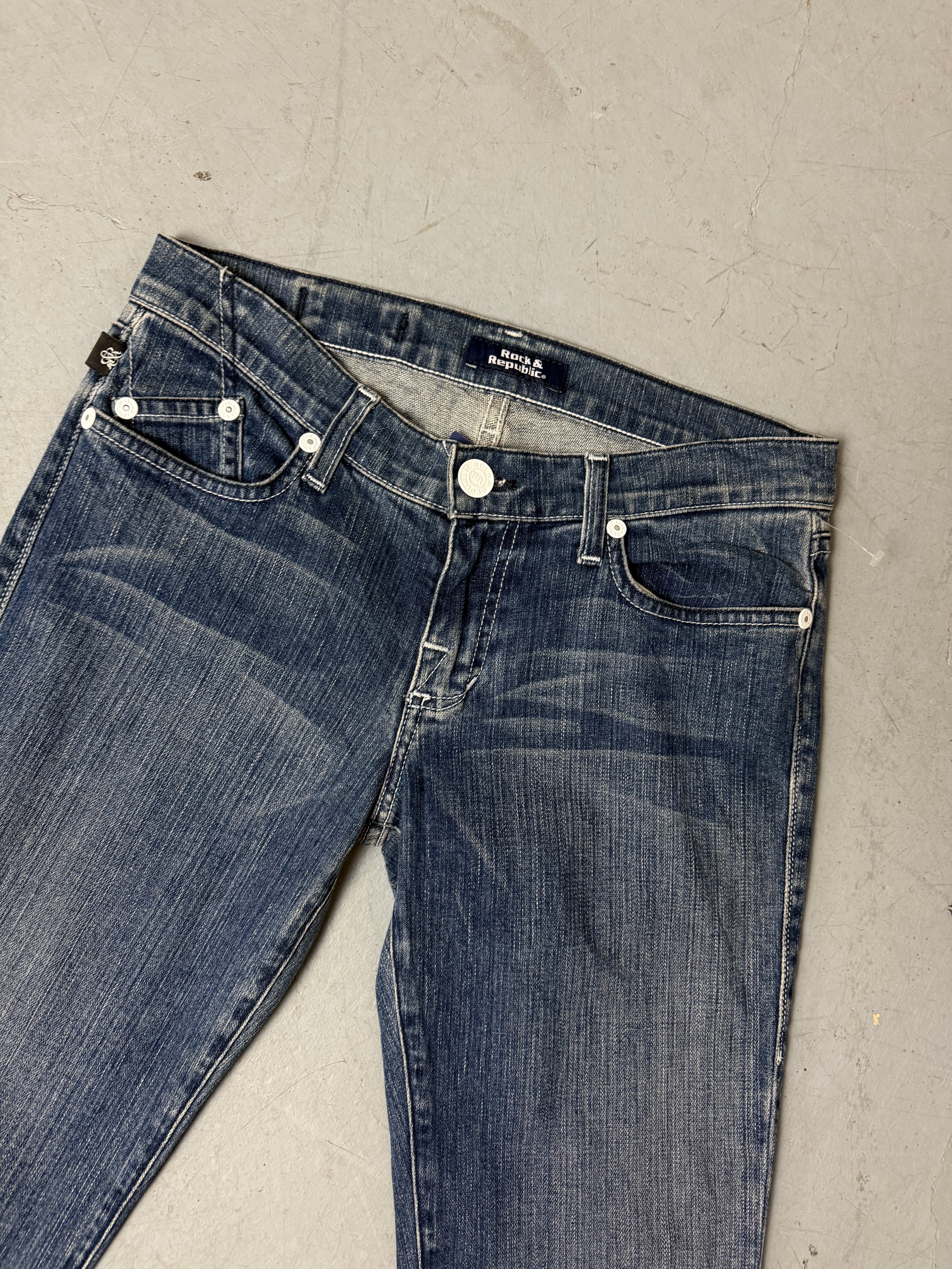 Vintage Rock&Republic Low Waist Bootcut Denim getragen vor weißer Wand