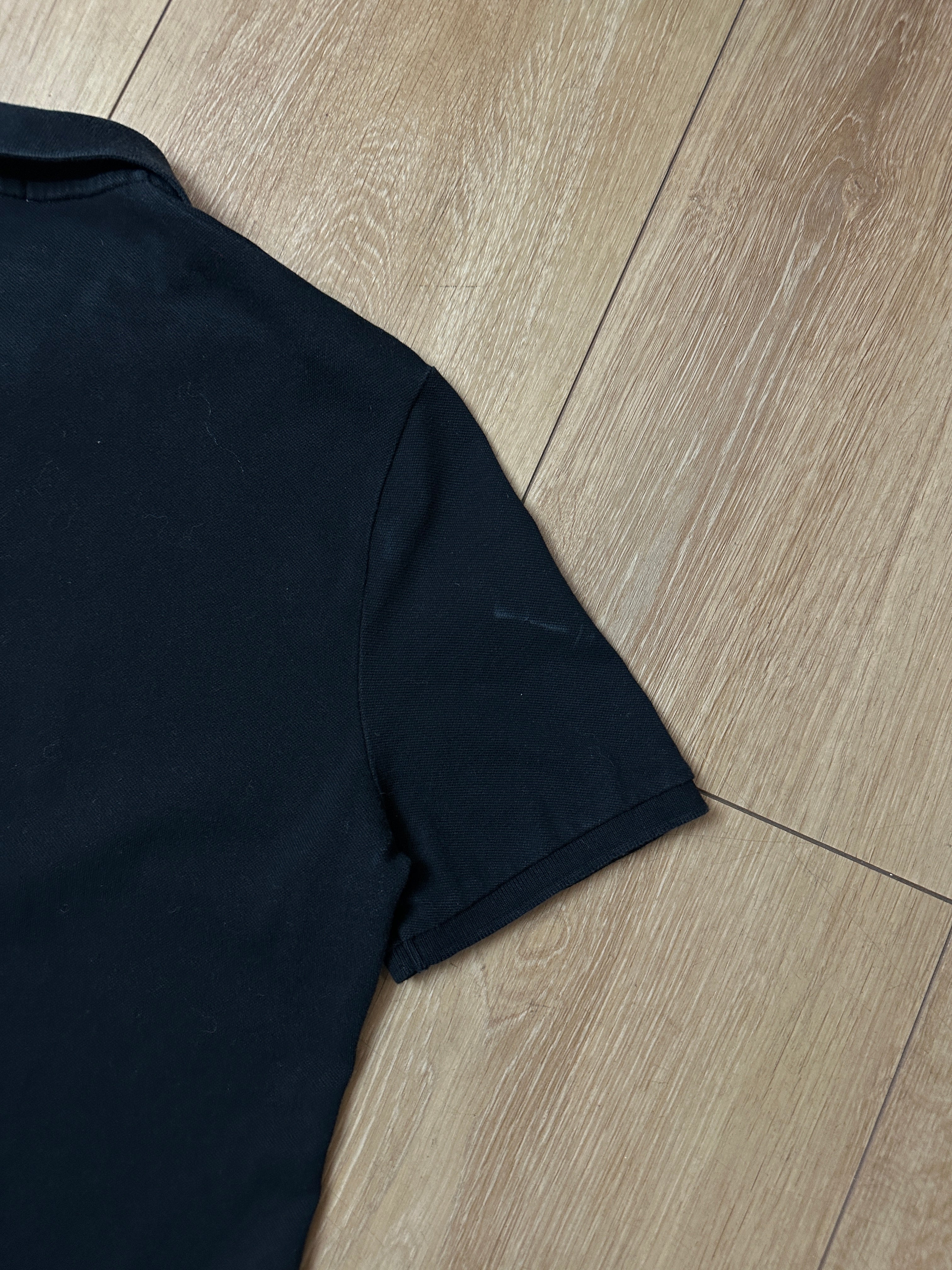 Ein schwarzes Polo von Burberry mit Knöpfen 