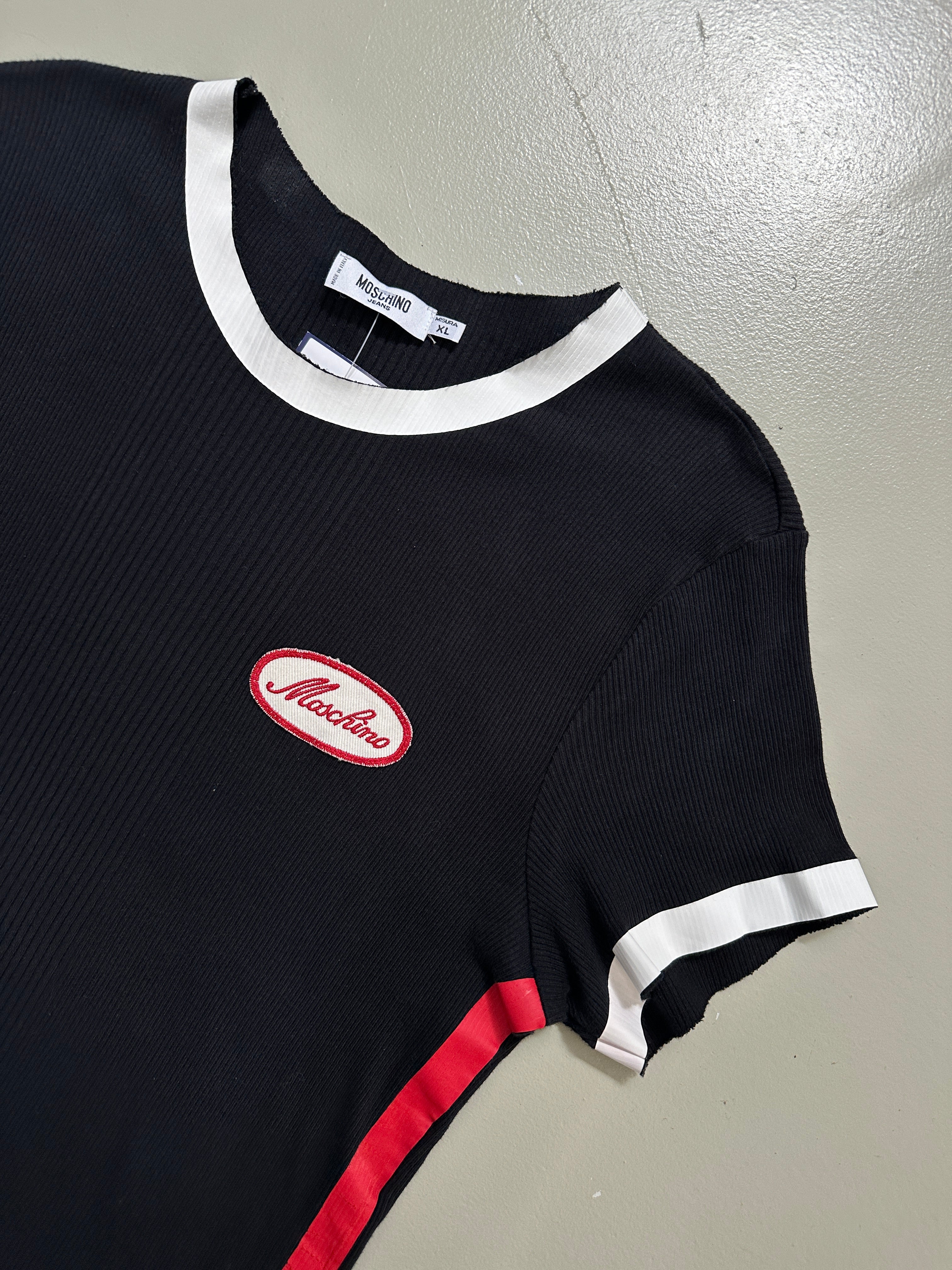 Vintage Moschino Black Ribbed T-Shirt für Frauen. Y2K Second Hand 2000s Fashion