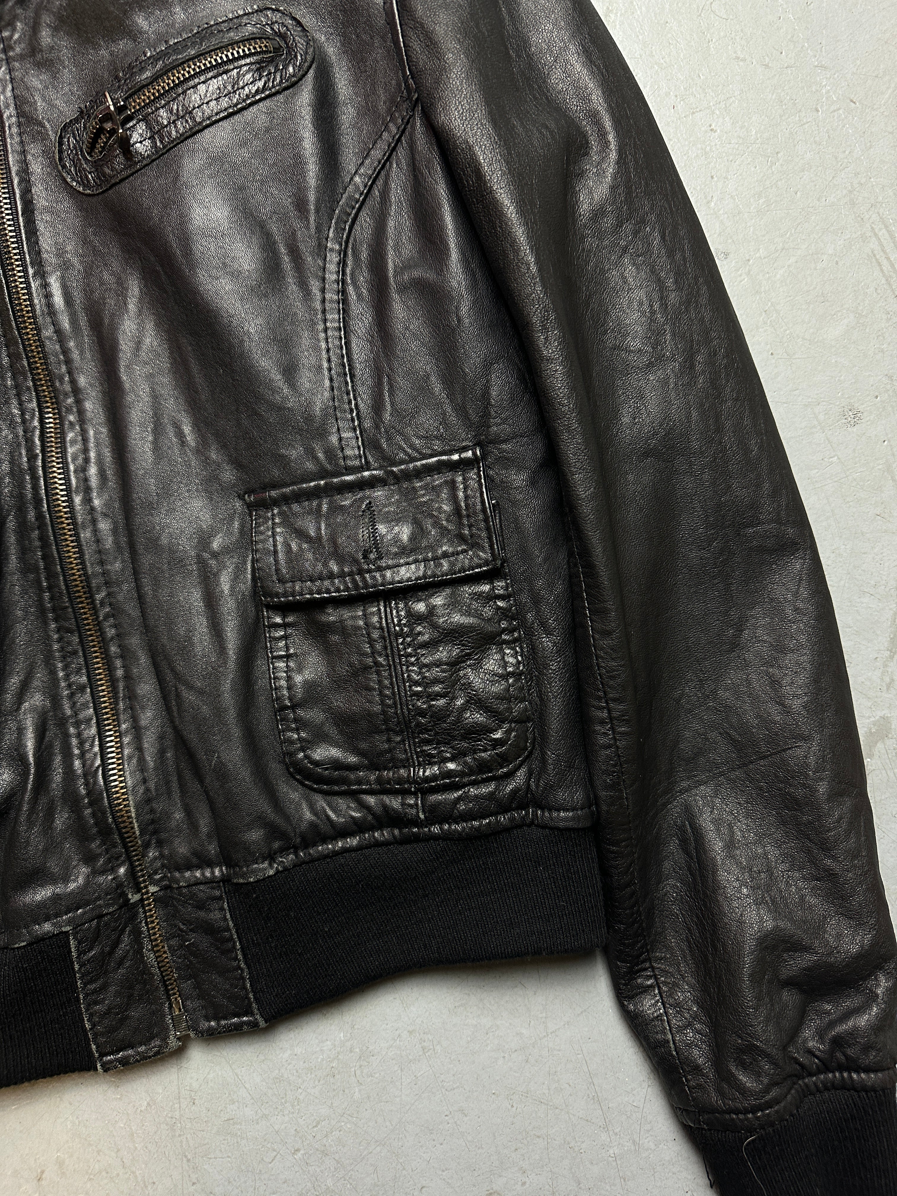 Detailbild Vintage Black Leather Jacket von vorne 